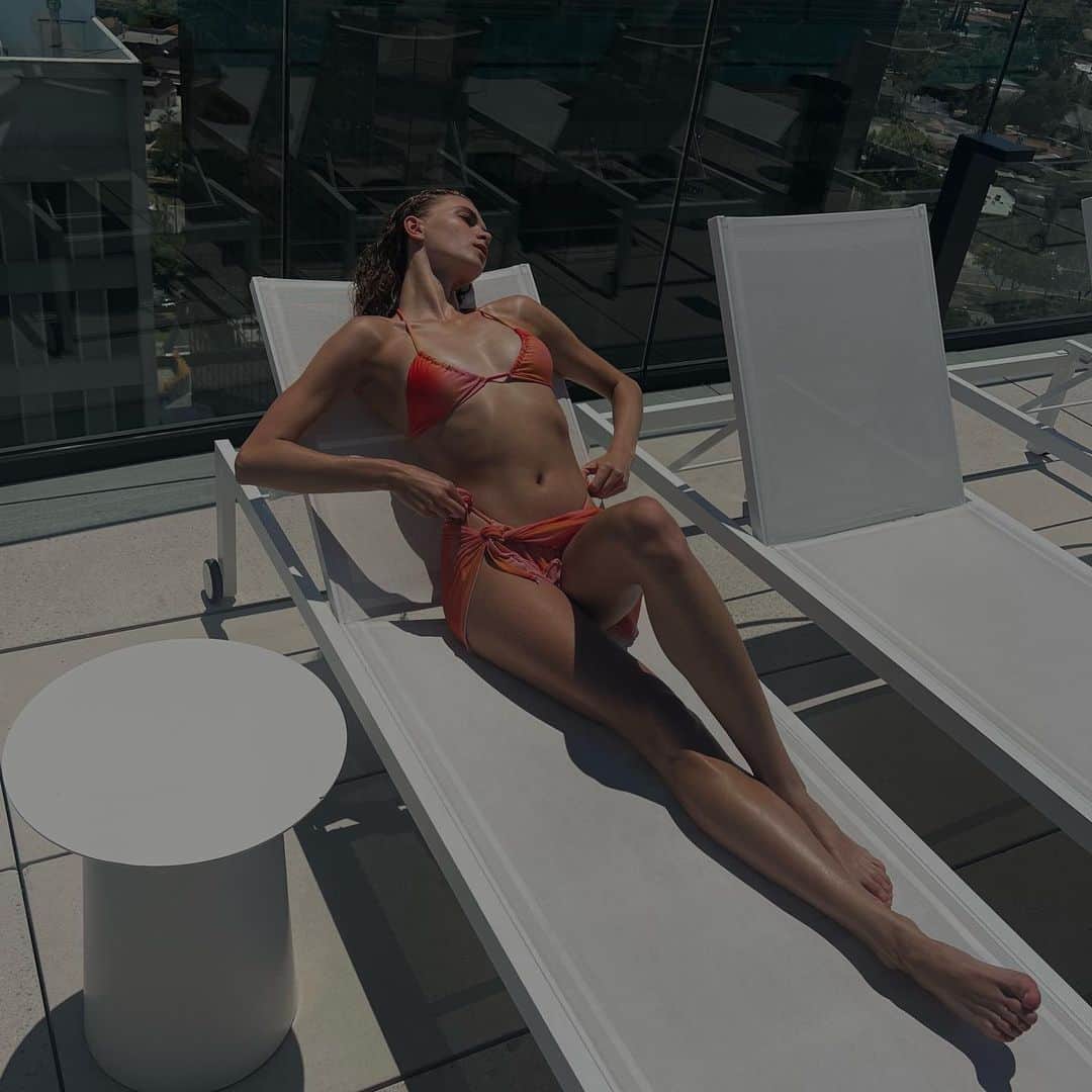 Masha Alexeevaのインスタグラム：「summer time is here, I love sun, but please keep the heat away」