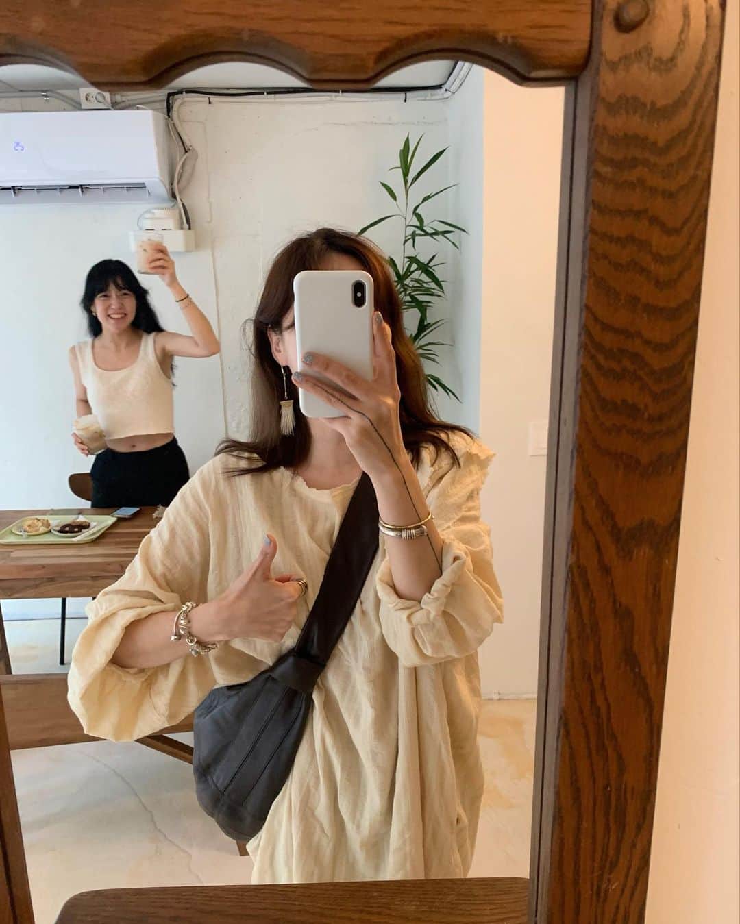 nanaのインスタグラム：「우리 최소방네 카페!! ‘이브’ 🏚 호지티라떼는 라떼족 들에게 최고 아니냐고!!! 원샷😗 카페 느낌으로 차려 입고 간건데 다들 호박 마녀같다고🎃」