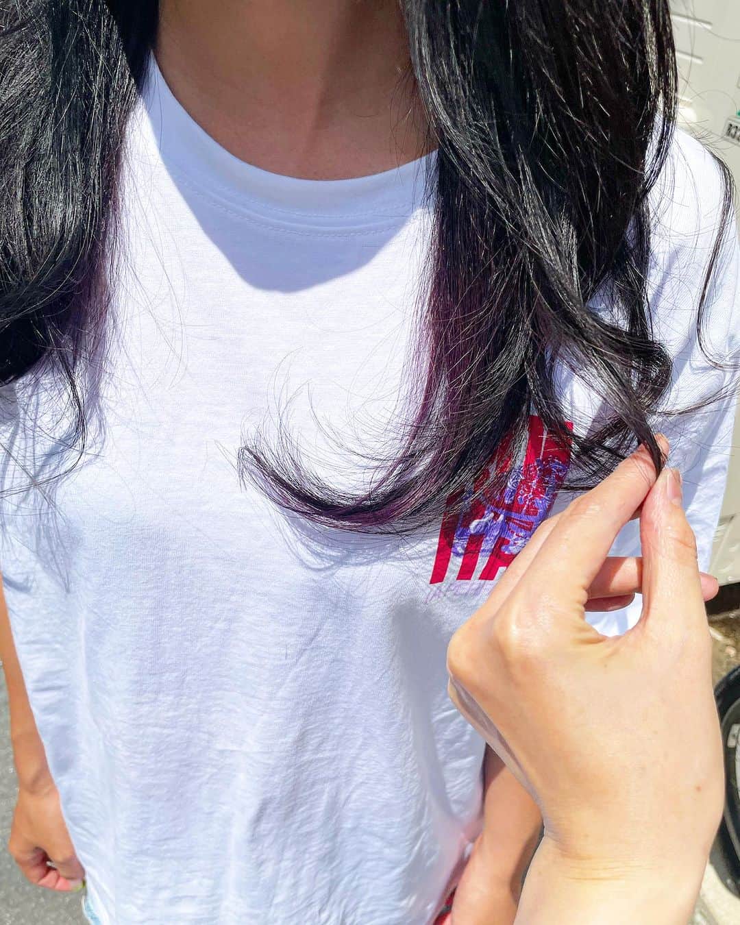 西本香澄のインスタグラム：「#インナームラサキ #インナー再々再々利用 まだちょっと残ってるインナーを ムラサキに🎉🎉 この透け感が可愛い😍 夏楽しめますように🌸🌸 ＊＊ ＊＊ ＊＊ ＊＊ バックのインナーはかなり長持ち🙆‍♀️🙆‍♀️ 再々再々利用も楽しめます😚 ＊＊ ＊＊ ＊＊ ＊＊ #神崎川の美容室 #ミモリヘアー #かすみんヘア #完全貸切美容室　#完全予約制 #神崎川　#三津屋　#三津屋北　#淀川区　#大阪市淀川区　#淀川区子連れ　#神崎川子連れ　#神崎川髪質改善　#髪の内部補修　#コンプレックスさせるトリートメント　#泥の内部補修トリートメント」