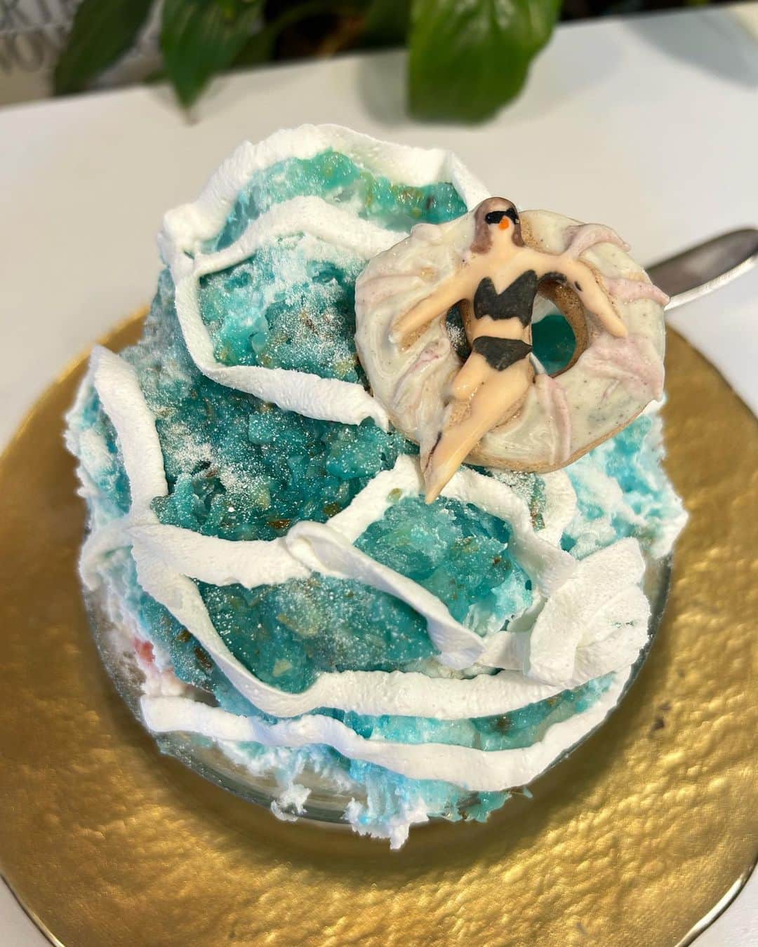 渚志帆さんのインスタグラム写真 - (渚志帆Instagram)「北品川『いちょうの木』さん🍧  ＊パイナップルコーヒー ＊チャイナブルー ＊夏かぼちゃ  いちょうの木さんの夏らしいメニュー達☀️ パイナップルコーヒーって外国にあるらしい😳 このビジュアルがちゃんと、パイナップルのクッキーにCOFFEEという文字があるのがもうパイナップルコーヒーだよね？☕️ パイナップルソースの濃厚な味わいも共にアーモンドシロップのまろやかな味わいも感じる😳 食べ進めていくと、なんかね、すごい知ってる味ですごい好きな味だこれなんだろうって思って食べてたら、ハッ！パッションフルーツが出てきたんです！！！！驚き桃の木山椒の木！！！！！ しかもパイナップルからローズに変化してすごく気持ちが良い🌺 底にはしっかりとコーヒーが☕💭 なんかすごい、パイナップルコーヒーってオシャンティーかつしっかり美味しい、、！ トレビア〜ン。 そして浮き輪に乗ったお姉さんがセクシーなチャイナブルー💙 ブルーハワイって聞いて、すごい懐かしさを思い出して食べてみたくなってオーダーしました！ 一口目はライチからさっぱりと始まります💨 マリブって初めて口にしたんだけど香りがストレートな感じでココナッツやラム味を感じてブランデーやウイスキーが好きな私にはすごく好みの味でした💫 やはりここでも夏を感じる素晴らしき逸品...！ すごく新しい感じで新鮮な味わいで美味しかった！✨ この時期にかぼちゃがある〜！とテンション上がり夏かぼちゃ🎃 蝶々可愛い🦋 王道なかぼちゃソースにヘーゼルナッツやアーモンドが入っており、驚いたのが焼きココナッツが入っていたこと！ 焼いてあることにより香ばしさが増してお口の中でココナッツが広がるこの幸せ空間！！！ そしてこの夏かぼちゃ、ただのかぼちゃで終わるかき氷ではなかったのです... 途中で生姜の味がして、😳！？ひやしあめが入っていたそう！ ピリッとパンチが効いて味変！ からの、お次はシナモンの心地よい香りと甘くスパイシーな味わいがきたのです！ しかもかぼちゃの甘さとシナモンの香辛料がバランス良くてすごく合うんです！ こりゃ美味しい😋 カカオニブのポリポリな食感も楽しい🍀 サクサク食べれちゃう構成神な一杯でした🌼 いちょうの木さんはほんと毎回メニューいっぱいで悩みに悩んで次に食べるのも食べながら考えたりしてそういうのも楽しくてかき氷の構成やビジュアルやワクワク感を引き出してくれるすごく楽しい氷屋さん🍧 また行きます！ご馳走様でした🙏✨」7月24日 20時00分 - totsuka_ruu