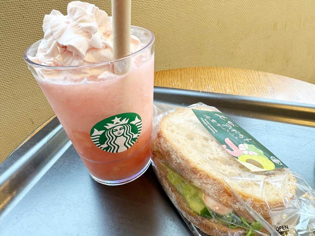 まえちゃんねるのインスタグラム：「今日のランチは、海老アボカド石窯カンパーニュと、GABURIピーチフラペチーノ🍑今日もあつあつですな。  #ランチ #今日のランチ #海老アボカド石窯カンパーニュ #GABURUピーチフラペチーノ #スタバ #スターバックス #STARBUCKS」