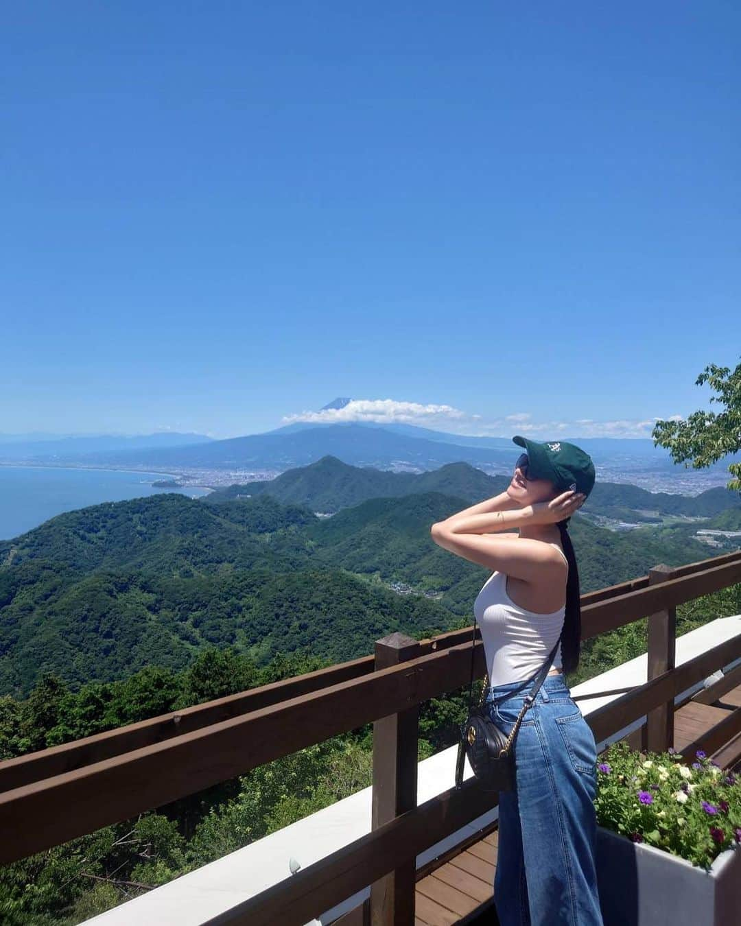 水上桃華さんのインスタグラム写真 - (水上桃華Instagram)「富士山🗻 梟🦉とはじめてふれあった！大きな梟は最初怖かったけどすごいおとなしくてふわふわでかわいい♡ おばあちゃんにポストカード📮  #伊豆パノラマパーク #碧テラス #静岡県 #絶景 #日本の絶景 #富士山 #梟 #mtfuji #amazingview #静岡観光」7月24日 18時50分 - carbsdaisuki_