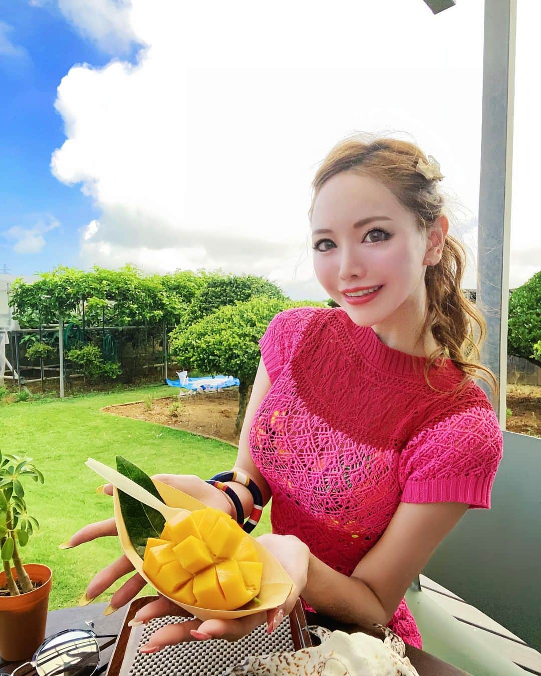 桜ゆみさんのインスタグラム写真 - (桜ゆみInstagram)「マンゴー大好きクラブ🥭🥭🥭  宮古島にある農園直営のマンゴーカフェ💞 美味しいマンゴーを量り売りで買えるんだ〜😸  いっぱいいっぱい買ってきて、 野菜室に保管してたらかなり長く楽しめた🥺💞 もっと買えばよかった〜😭💞  店員さんもすっごく優しくて、 旅行最終日に買いに行ったから夕方まで車保管になるっていったら、 閉店までにとりにおいでーって🥺💞  1人でくることになっちゃったけど🤣 ほんといろんな人の優しさに触れて幸せだった🥰🩷  . #しらばり農園  #宮古島マンゴー」7月24日 12時41分 - yumi.sakura1111