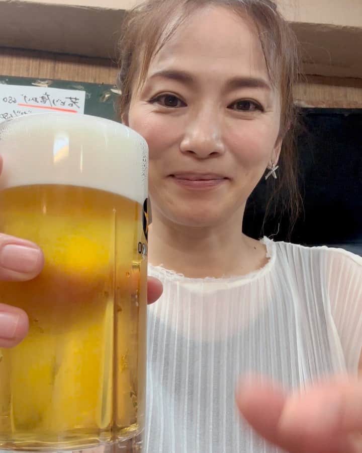 倉本康子のインスタグラム：「★ 〜ヤッコの酒旅〜 「日の基酒場」@有楽町  「お店としては戦後からで、戦後すぐは引揚者の方々の宿泊所だったんですよ」by三代目  有楽町ガード下、この界隈では最古参の酒場であろう「日の基(ひのもと)」さんへ遂にお邪魔してきました。  異様な程に味がある暖簾の向こう、半地下に広がる空間にはテーブルの他、コの字のカウンター。 平日はとても混雑するお店ですが、土曜日ということもあり、すんなり入れてお店を見渡せるカウンター奥へ。 店内はかなりの年季！味わい...はガムテープで補強されまくってるところとかでしょうか。🤣  飲み物からスタートして、目が合った赤ウィンナーを注文。串焼きになっていて焼き具合がいい！ 中からトロけ出るチーズにご注意な ささみチーズカツも🍺に合うこと！  酒も食も雰囲気もチョーいいですが特筆すべきはご店主！三代目が特にオススメポイント🤩  笑い声が良くて、笑いのツボ押されまくりました！ナイスなお人柄であることはすぐにわかりましたが、比較的空いている土曜日とのことでしたが、ご学友や長年のご常連さんなどがいらしていること、そのやりとりを目に耳にしたら、愛されているご店主であることはすぐわかりました！  長い歴史にあぐらをかかず、それでいてこのご店主のお人柄ときたら、、、ここは最強酒場だー！ (集合写真、私の左手側、画像右端が三代目。ご常連さん達とお店の女子と記念撮影しました)  次回は最初から肉豆腐と🍺でスタートして、ポークソテーを注文する！と決めています。  最後にひとつ。 コースターを見て驚きました。 あいうえお作文じゃぁないですかっ！  NO ALCOHOL, NO LIFE !!  #ヤッコの酒旅 #noalcholnolife #酒場 #居酒屋 #バー #酒旅 #倉本康子 #かんぱいでーす #乾杯でーす #やっこ持ち #ヤッコ持ち #アラフィフファッション #アラフォーファッション #ootd #カジュアルコーデ #fashion #fashioncordinate #izakaya #beer #魂を感じる店 #一駅一店 #出会いがご縁 #日の基 #日の基酒場  #有楽町ガード下  #三代目の笑い声 #素敵な笑い声」