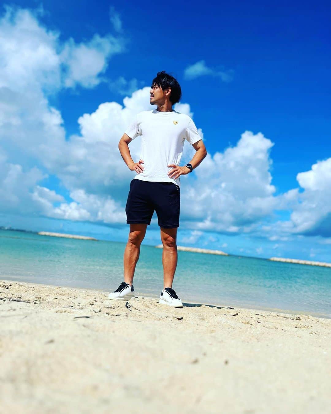 松井大輔のインスタグラム：「沖縄　ビーチにて。⛱️  #okinawa #beautiful  #beach  #sea #海 #summer #夏 #綺麗」