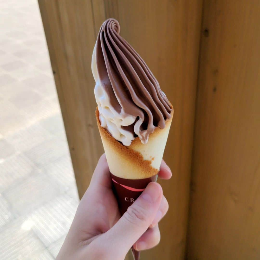 佐々木実季さんのインスタグラム写真 - (佐々木実季Instagram)「スコアとソフトクリーム🍦 　 暑いので🔴ティに出戻り中です（笑） ドライバーもパターも全然駄目でした🙅❌8.1フィートはなかなか難しいね💧練習しないとなんだけどねぇ😅はい、言い訳しないで練習します💪（笑） 楽しいコースだったから、またリベンジに行きたいな⛳ 　 守谷SAのソフトクリーム(クレミア)が美味しくてご機嫌でした🤍コーン部分がラングドシャです😋 　 #初訪問 #岩瀬桜川カントリークラブ #夏ゴルフ #夏ラウンド #ゴルフ #ゴルフ大好き #ゴルフ女子 #🏌#ゴルフ上手くなりたい #ゴルフ好きな人と繋がりたい #ゴルフ女子と繋がりたい #golf #lovegolf #ゴルフランチ #カツ丼 #守谷sa #ソフトクリーム #クレミア #ラングドシャコーン #ミルク工房もりや」7月24日 12時50分 - miki.sasaki_golf