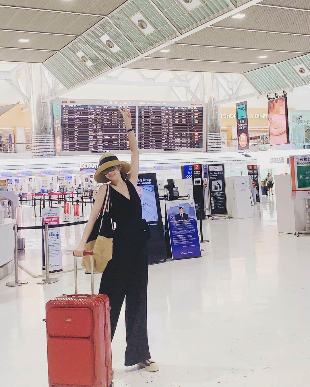 Yun（ゆん）さんのインスタグラム写真 - (Yun（ゆん）Instagram)「約3年5ヶ月ぶり海外へ飛ぶ✈️ 当たり前ような事だったのに…ほんと長かった〜🥹価値観、人生観、世界観、自分を少しずつ取り戻す旅に出ます🥳待っててねJAPAN❤️love ＆peace🕊️ ・ #travel #旅行 #旅 #空港 #model #大人女子 #美容 #飛行機 #beauty #健康 #thanks #感謝 #笑顔 #東京 #ootd #穿搭 #模特 #夏 #最高 #旅コーデ #instafashion #instadaily」7月24日 12時56分 - yunyun_n218