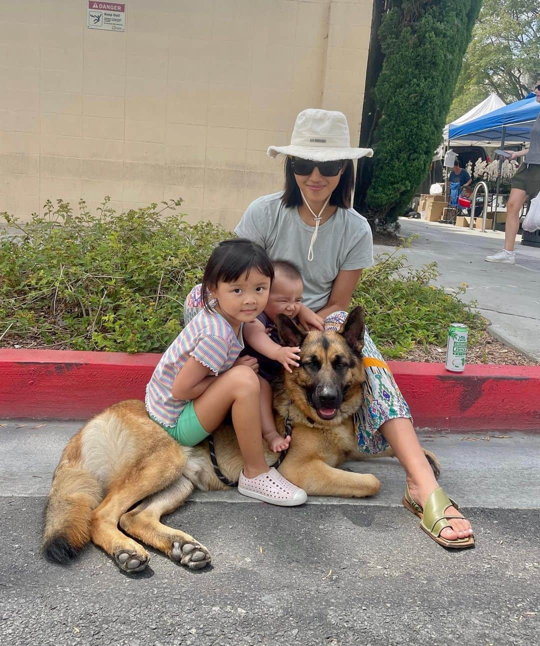 ルピン・ワンのインスタグラム：「Sunday morning had a long walk with my babies. 🌞」