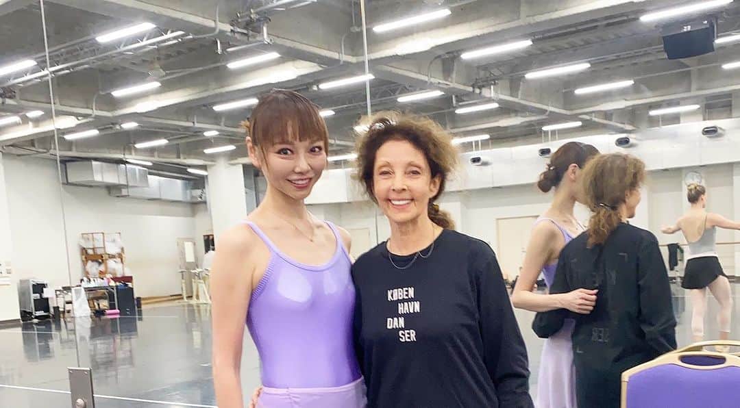 上野水香さんのインスタグラム写真 - (上野水香Instagram)「Took a class with dancers from Paris Opera.. 私とブラウは日本に居て、自習に来たらたまたま来日している#パリオペラ座バレエ団 のクラスの時間に遭遇したので、お邪魔しちゃいました🩰 🐦は、いつも居る。  フロランスクレール先生ありがとうございました😊」7月24日 12時58分 - mizukaueno