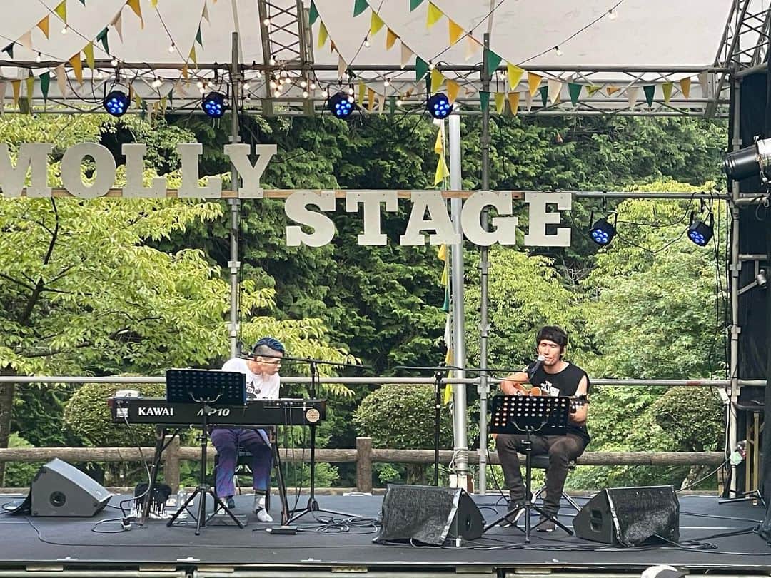 タテタカコさんのインスタグラム写真 - (タテタカコInstagram)「LAST ALLIANCEの安斉龍介さん、 元レーベルメイトで、焼來肉ロックフェスでお会いして、それから今年の2月にはタイでのライブもお世話になりました。 今日のステージにスペシャルゲストとして登場していただきました！安斉さんの歌声が、マグマのように美しく湧き上がって山や空に届いていくその声色をステージ上で聴けて、その姿が、誰にも辿れない道を行かれているように感じてハンパなかったです！ 一緒のステージに立たせていただきありがとうございました🙇‍♂️ 聴いてくださったお客さん、スタッフの皆様、ありがとうございました☀️🌳✨」7月24日 13時05分 - tatetakako
