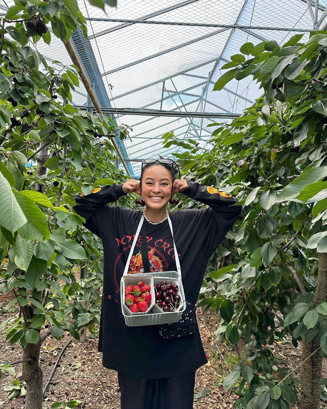 Amata Chittaseneeさんのインスタグラム写真 - (Amata ChittaseneeInstagram)「🍒🍓🍑 🍇picking fresh berries• @plukkerij_framblij_westland   พาเพื่อนๆมาเก็บผลไม้สดๆจากต้นในประเทศเนเธอร์แลนด์ค่ะ 🍓 ฤดูร้อนที่โซนยุโรปคือพีคสุด ผลไม้ตระกูล berry ออกกันเยอะมากเลยค่ะ 😍😍😍 รอบนี้แพรได้เก็บ strawberry, cherry , raspberry, red currents, Japanese vibe berry, blackberry และ blueberry 🫐ในสวนมีหลายโซนเลย มีโซนผลไม้เมล็ดแข็งเช่น Peach 🍑 Pear 🍐 Melon 🍈 โซนผักมี มะเขือเทศ 🍅 zucchini พริกหวาน 🫑แตงกวา eggplant 🍆  แต่ละวัน แต่ละอาทิตย์มีพืชผักผลไม้ที่แต่งต่างกัน ที่นี้เน้นการปลูกแบบ Bio สามารถกินสดๆโดยที่ไม่ต้องล้างน้ำได้เลย ไม่มีสารเคมี ครอบครัวพาลูกๆมาเก็บผลไม้กิน วิ่งเล่นกันสนุกสนาน  🍒🍑🍋🍅🍏🍐🍇🍊🍎🥦  สวนผลไม้ชื่อ Plukkerij Framblij ค่าเข้าคนละ 3 ยูโร เมื่อเก็บผลไม้แล้วก็นำมาจ่ายเงินคิดตามน้ำหนักของผลไม้ที่เก็บมา // เดินทางโดยรถไฟและรถเมล์ ดูรายละเอียดเพิ่มเติมที่นี้ https://plukkerijframblij.nl #pearypiegoesgreen #pearypiearoundtheworld #netherlands」7月24日 13時06分 - pearypie