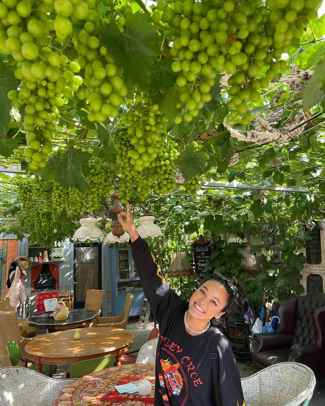 Amata Chittaseneeさんのインスタグラム写真 - (Amata ChittaseneeInstagram)「🍒🍓🍑 🍇picking fresh berries• @plukkerij_framblij_westland   พาเพื่อนๆมาเก็บผลไม้สดๆจากต้นในประเทศเนเธอร์แลนด์ค่ะ 🍓 ฤดูร้อนที่โซนยุโรปคือพีคสุด ผลไม้ตระกูล berry ออกกันเยอะมากเลยค่ะ 😍😍😍 รอบนี้แพรได้เก็บ strawberry, cherry , raspberry, red currents, Japanese vibe berry, blackberry และ blueberry 🫐ในสวนมีหลายโซนเลย มีโซนผลไม้เมล็ดแข็งเช่น Peach 🍑 Pear 🍐 Melon 🍈 โซนผักมี มะเขือเทศ 🍅 zucchini พริกหวาน 🫑แตงกวา eggplant 🍆  แต่ละวัน แต่ละอาทิตย์มีพืชผักผลไม้ที่แต่งต่างกัน ที่นี้เน้นการปลูกแบบ Bio สามารถกินสดๆโดยที่ไม่ต้องล้างน้ำได้เลย ไม่มีสารเคมี ครอบครัวพาลูกๆมาเก็บผลไม้กิน วิ่งเล่นกันสนุกสนาน  🍒🍑🍋🍅🍏🍐🍇🍊🍎🥦  สวนผลไม้ชื่อ Plukkerij Framblij ค่าเข้าคนละ 3 ยูโร เมื่อเก็บผลไม้แล้วก็นำมาจ่ายเงินคิดตามน้ำหนักของผลไม้ที่เก็บมา // เดินทางโดยรถไฟและรถเมล์ ดูรายละเอียดเพิ่มเติมที่นี้ https://plukkerijframblij.nl #pearypiegoesgreen #pearypiearoundtheworld #netherlands」7月24日 13時06分 - pearypie