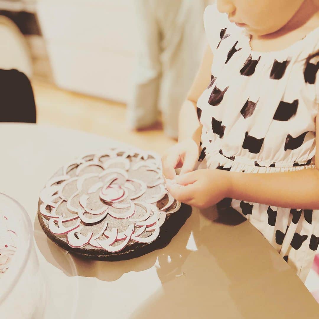 KIKIのインスタグラム：「お友だちのおうちで 娘 とても楽しそうに盛りつけのお手伝い👩‍🍳✨ うちでも時々お手伝いさせて〜と言ってくるけれど わたしにいつも余裕がなさ過ぎて じゃーこれ運んでー 味見してー くらいしかお願いしないのだけど こんなこともできるのね！ 見直した👏 いつの間にかに成長してるのだなぁ そしていつも見守ってくれる友にも感謝 #4years #椿と柊」