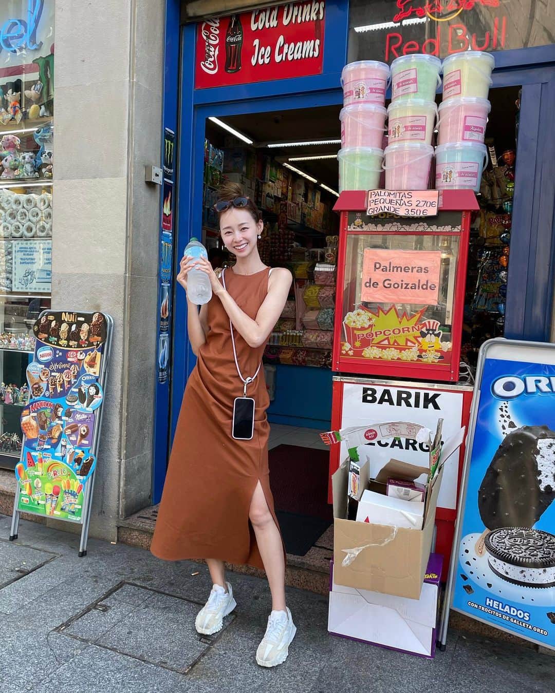吳斐莉のインスタグラム：「在西班牙愛上吃軟糖的me😂 這糖果店不能隨便進去啊 滿滿的軟糖、各式糖果、巧克力、醃漬橄欖都有～  再加上看到在買的客人 那種雀躍的心情 不自覺就被感染 害我也買了好多軟糖吃🤣  洋裝 @styleoolala 🩵」