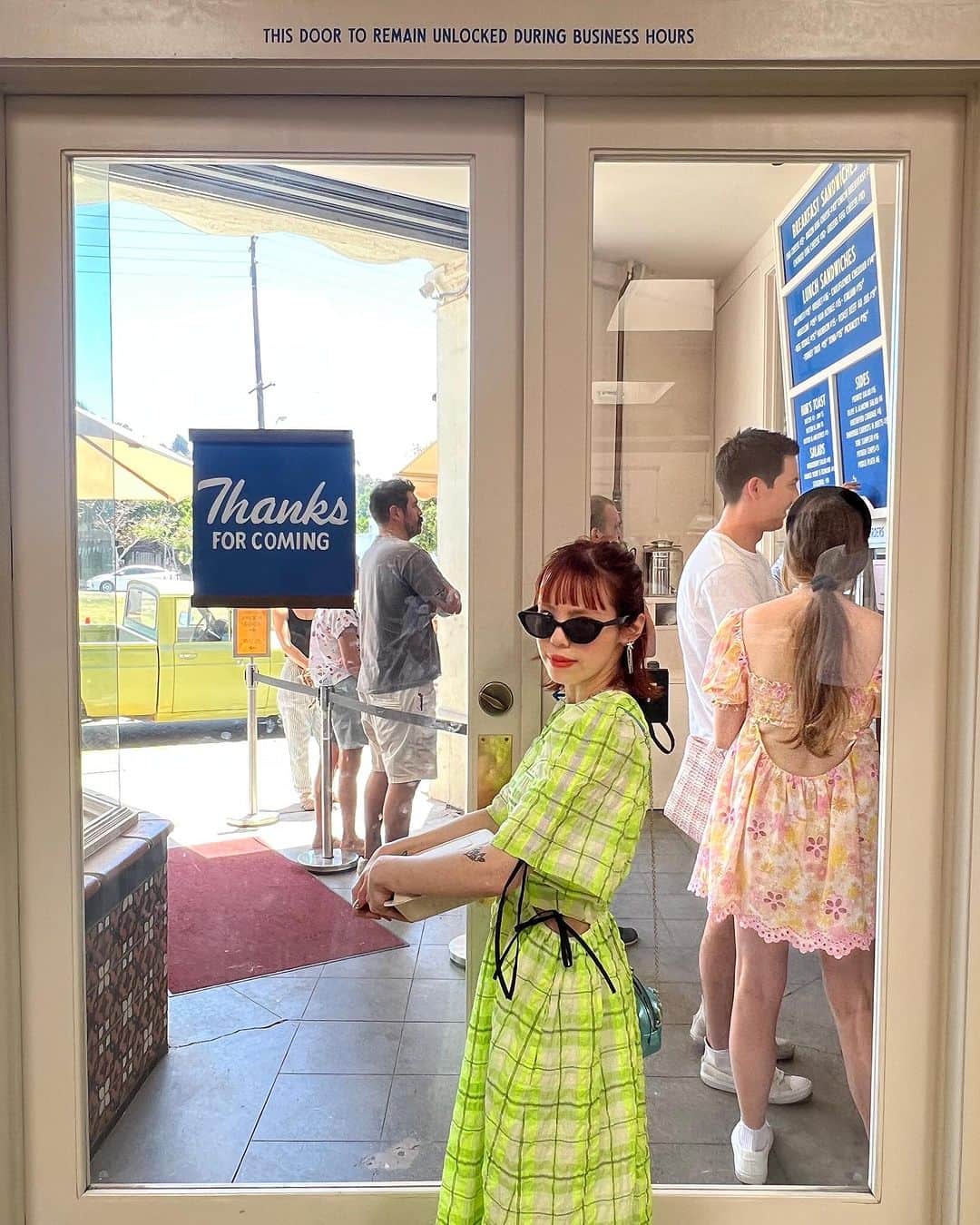 瀬戸あゆみさんのインスタグラム写真 - (瀬戸あゆみInstagram)「LAで新しくできたかわいいお店で朝ごはん食べた。 @bubandgrandmasbread 🥐☎️  そしてグリーンチェックのこのワンピース、お気に入り。 ネオンにブラックのリボンが、シティにぴったりです☘️🖤  ✔️Summer Fresh Ribbon Check Dress / Green  #ayumi_journey  #ayumi_outfit  #dearsisterhood」7月24日 13時21分 - setoayumi