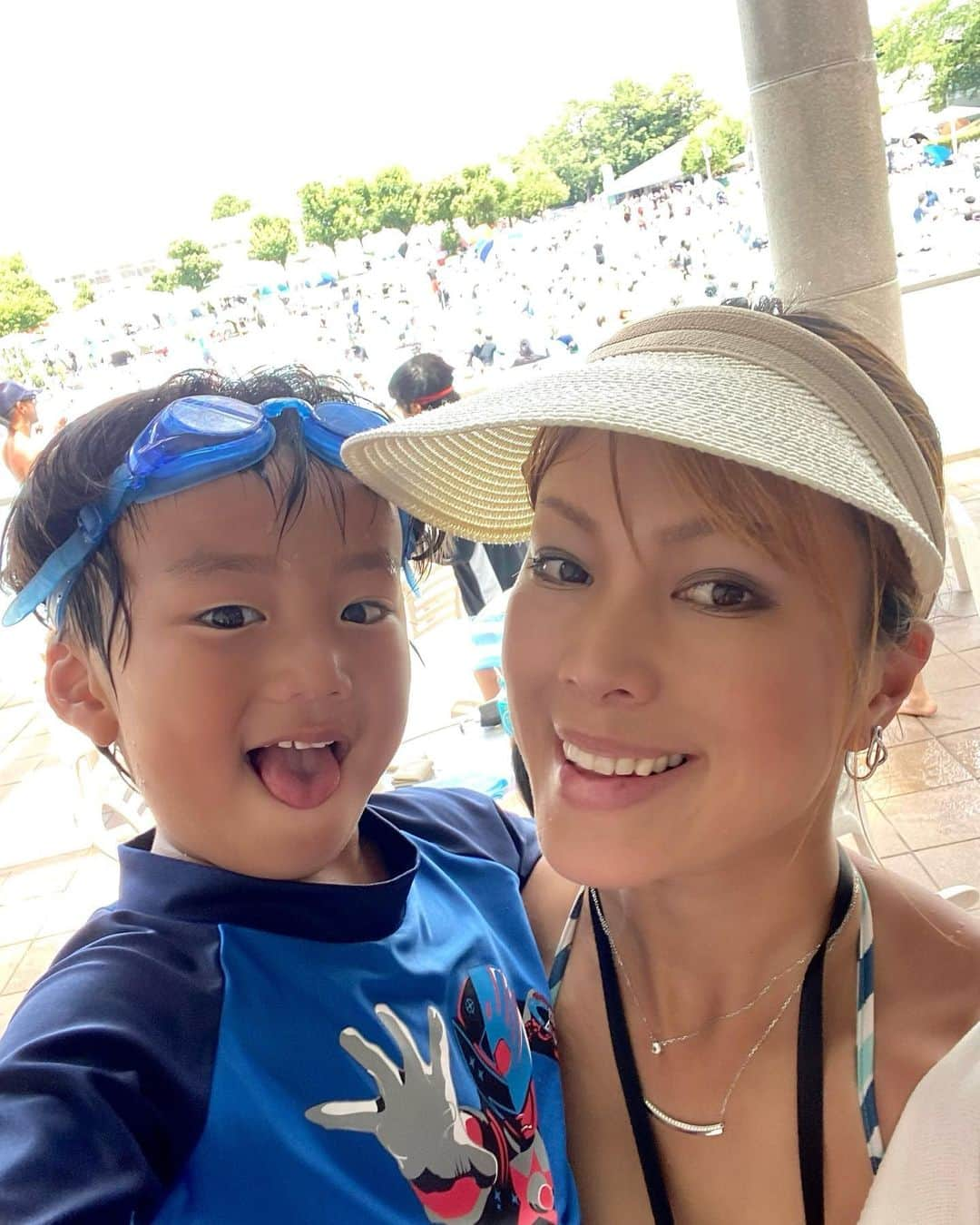 輝良まさとのインスタグラム：「・ 日曜日もまたプール🏊 主人は仕事だったので何しようかなーと真那人に聞いてみたら、即答『プール‼️‼️』とのことで、母頑張ってちょっと遠くのプールへ行ってきました🏖️ 3時間たっぷり泳ぎまくって楽しかったね❤️ 私も真那人も黒焦げです🤣👍  #夏#プール#お水大好き#黒焦げ#レインボーベビー#レインボーベビー真那人#令和元年ベビー#6月生まれ#6月11日#4歳1ヶ月#幼児#やんちゃ#活発#元気いっぱい#可愛い#愛おしい」