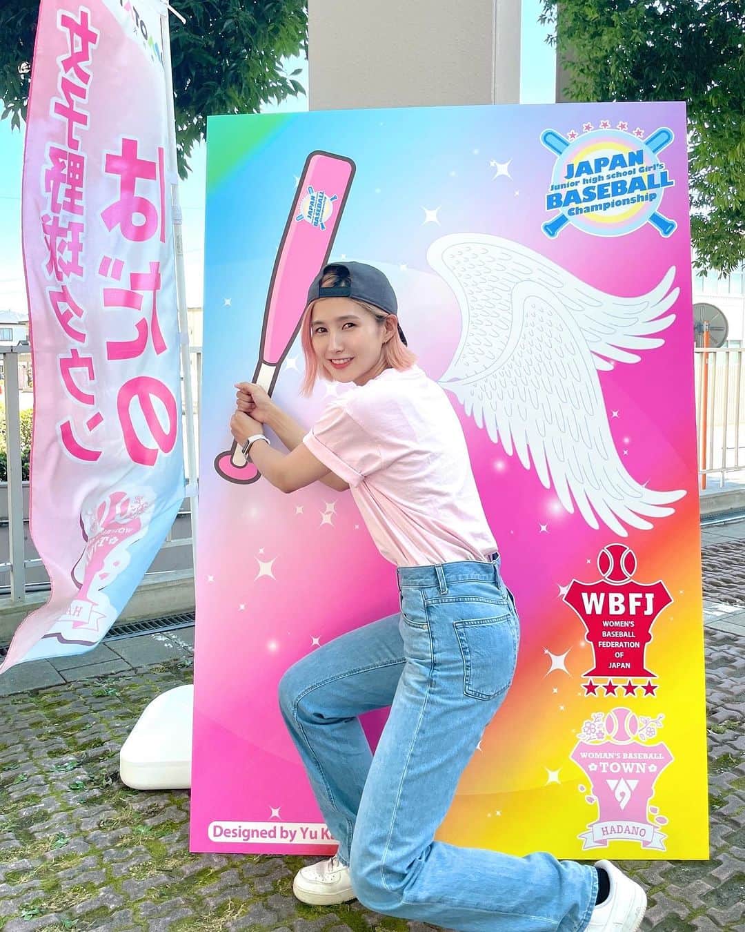 加藤優のインスタグラム：「【女子中学生の全国大会】  この度、大会アンバサダーに就任いたしました 〝第９回全国女子中学生硬式野球選手権大会〟に飾られる 私がデザインした「映えボード」が完成しました‼️  大会に来たら、ぜひ「映えボード」の前で 記念写真を撮っていってください🤩❤️‍🔥  ハッシュタグ #女子野球 や #女子野球タウンはだの をつけて SNSなどに投稿してくださいね〜🤳✨  選手のみんなもたくさん撮ってね😘  デザインとしては、バットを持って(右バッター) 羽が生えるようになっています⚾️🪶  身長167㎝の私が立ってこんな感じですので うまい具合に羽を生やしてバットを持ってくださいね😆笑」