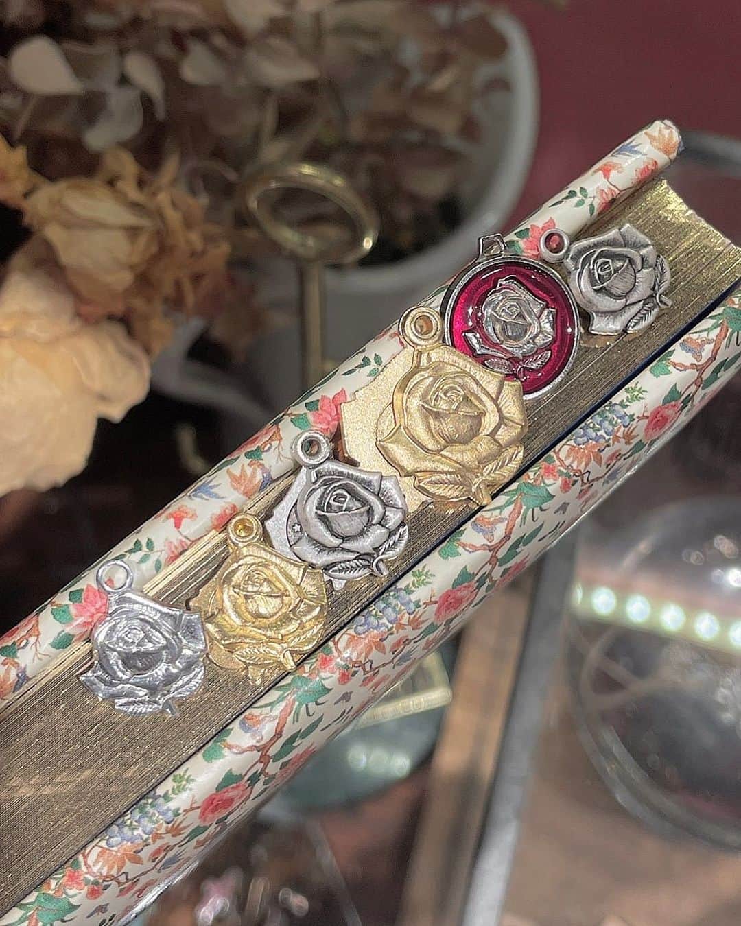 のインスタグラム：「ROSE charm 🌹✴︎🥀 from 🇫🇷」