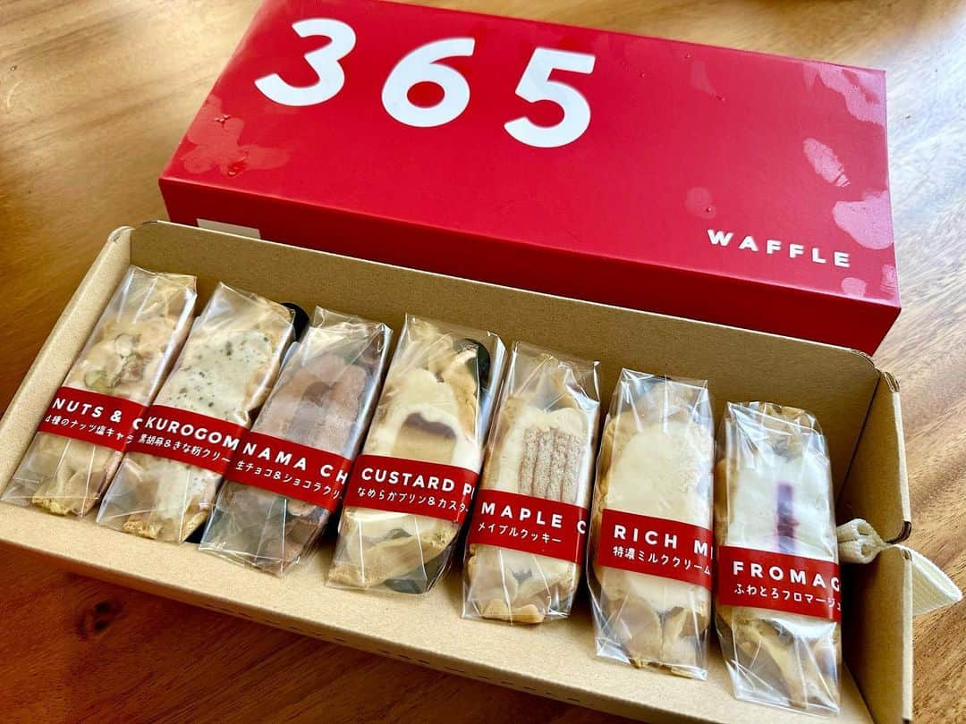 金子貴俊のインスタグラム：「友人からの贈り物🎁素敵じゃない！！ 365WAFFLEですって✨ 冷凍、半解凍、解凍でさまざまな食感を楽しめる♬ 味も16種類もあったよ！ これはスイーツパーティーだよ🎉 子供達も大喜び！ありがとうねー♪ 暑い季節にもピッタリだ！ #ワッフル#waffle#365waffle #スイーツ#贈り物#お取り寄せ」