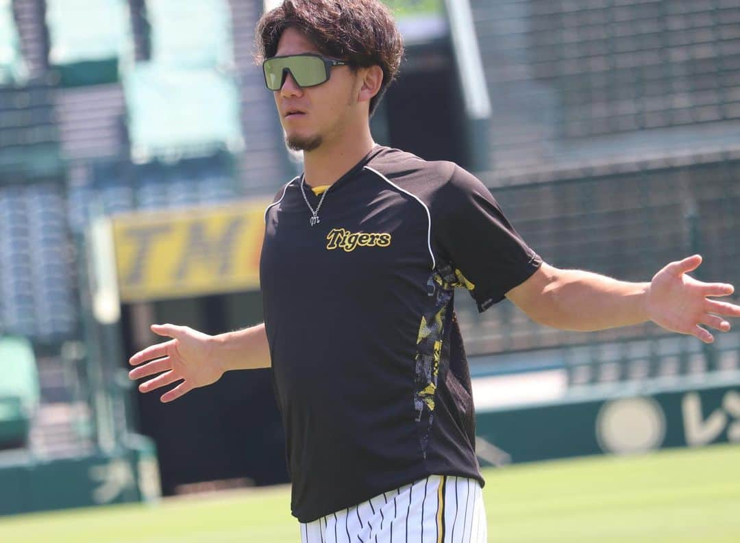 阪神タイガースさんのインスタグラム写真 - (阪神タイガースInstagram)「7月24日、甲子園球場での先発投手練習の様子です！ #西純矢 選手 #大竹耕太郎 選手 #才木浩人 選手 #村上頌樹 選手 #伊藤将司 選手 #久保田智之 コーチ #阪神タイガース #JERAセリーグ #ARE」7月24日 13時40分 - hanshintigers_official