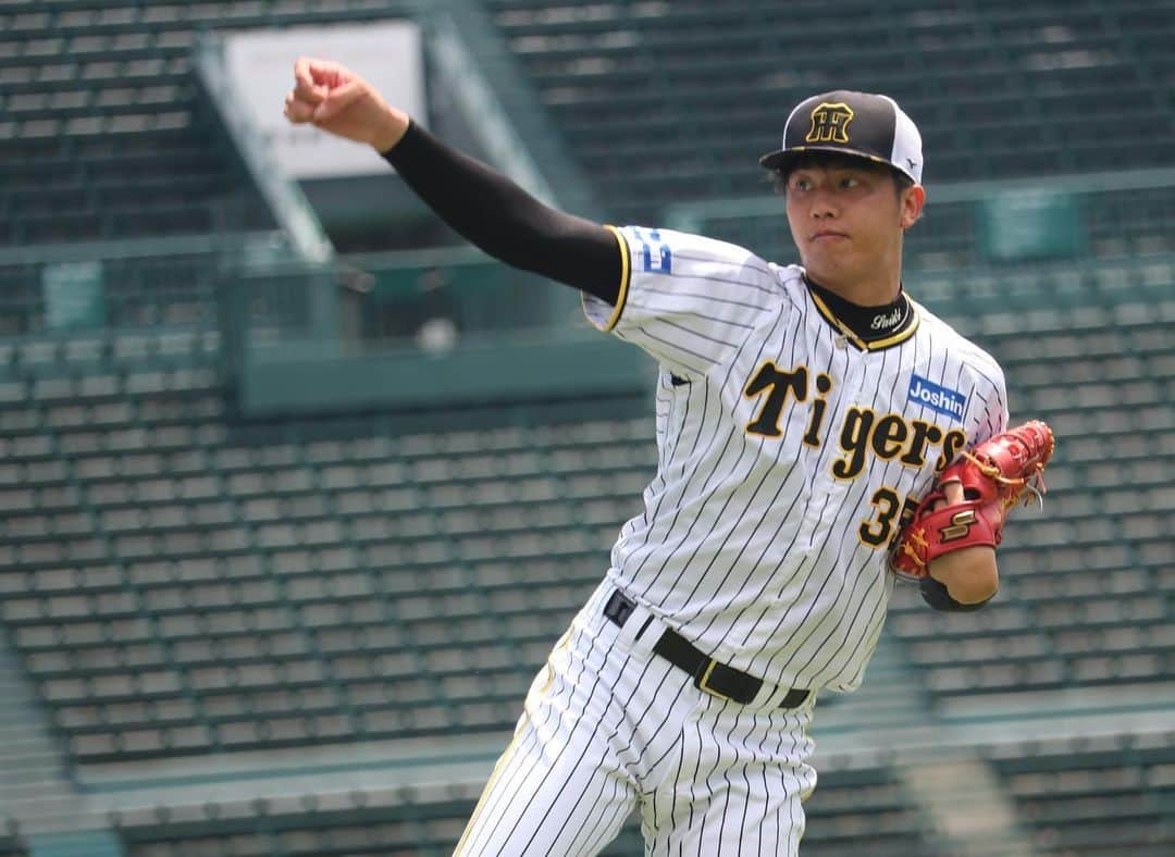 阪神タイガースさんのインスタグラム写真 - (阪神タイガースInstagram)「7月24日、甲子園球場での先発投手練習の様子です！ #西純矢 選手 #大竹耕太郎 選手 #才木浩人 選手 #村上頌樹 選手 #伊藤将司 選手 #久保田智之 コーチ #阪神タイガース #JERAセリーグ #ARE」7月24日 13時40分 - hanshintigers_official