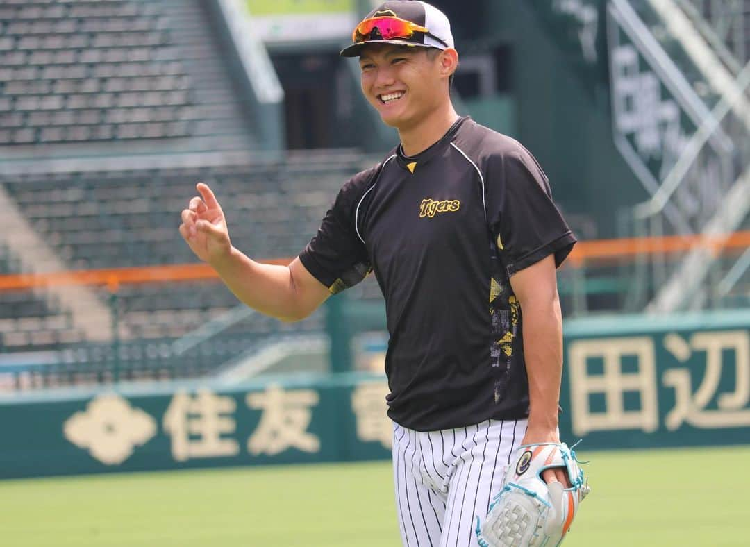 阪神タイガースさんのインスタグラム写真 - (阪神タイガースInstagram)「7月24日、甲子園球場での先発投手練習の様子です！ #西純矢 選手 #大竹耕太郎 選手 #才木浩人 選手 #村上頌樹 選手 #伊藤将司 選手 #久保田智之 コーチ #阪神タイガース #JERAセリーグ #ARE」7月24日 13時40分 - hanshintigers_official