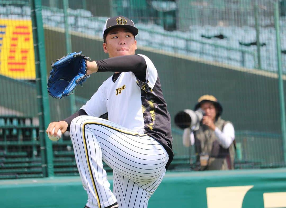 阪神タイガースさんのインスタグラム写真 - (阪神タイガースInstagram)「7月24日、甲子園球場での先発投手練習の様子です！ #西純矢 選手 #大竹耕太郎 選手 #才木浩人 選手 #村上頌樹 選手 #伊藤将司 選手 #久保田智之 コーチ #阪神タイガース #JERAセリーグ #ARE」7月24日 13時40分 - hanshintigers_official