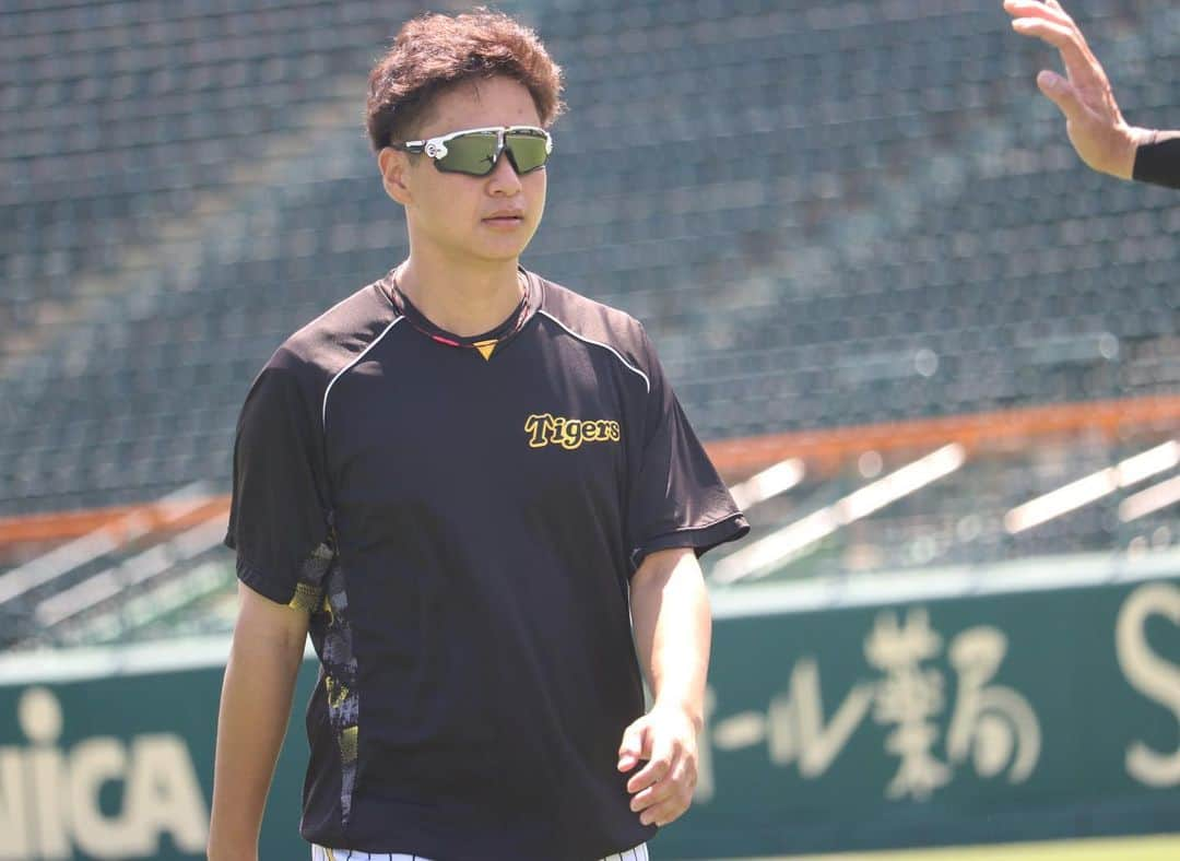 阪神タイガースさんのインスタグラム写真 - (阪神タイガースInstagram)「7月24日、甲子園球場での先発投手練習の様子です！ #西純矢 選手 #大竹耕太郎 選手 #才木浩人 選手 #村上頌樹 選手 #伊藤将司 選手 #久保田智之 コーチ #阪神タイガース #JERAセリーグ #ARE」7月24日 13時40分 - hanshintigers_official