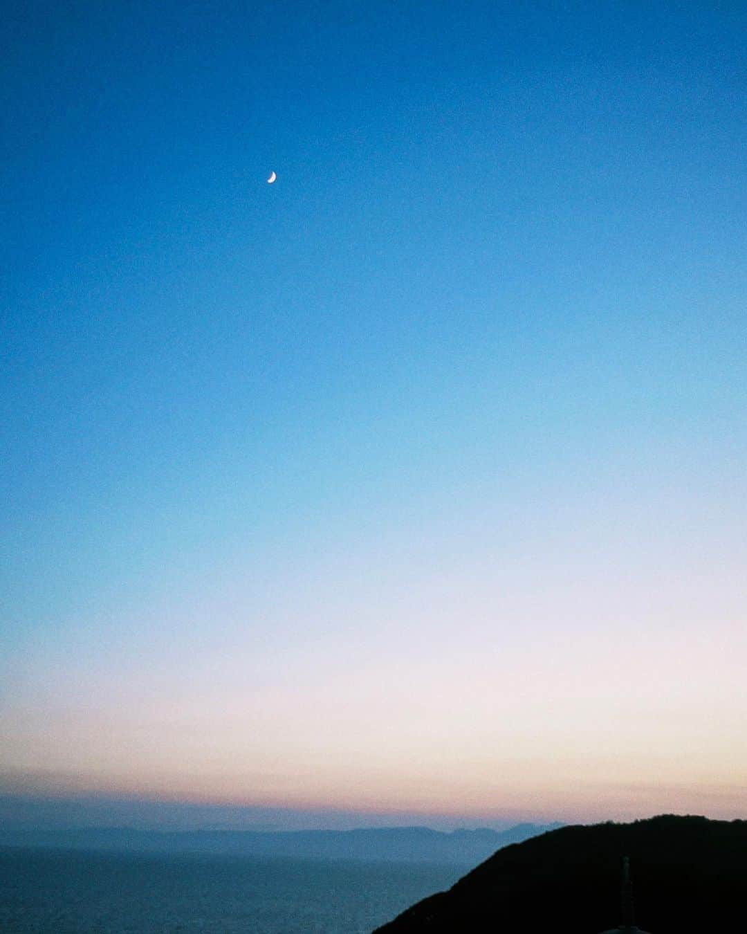 木﨑ゆりあのインスタグラム：「暇あれば月みて綺麗とか言うタイプです。 暑すぎて夏バテにやられてますが、みなさまもお気をつけください🌙」