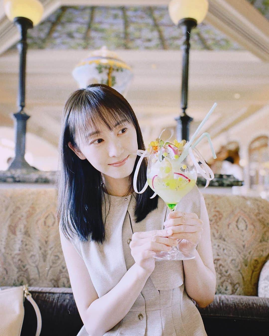 松井玲奈のインスタグラム：「オル・メルをイメージしたオリジナルカクテルを作ってもらいました💚 ベッラは後方のソファー席でゆったりするのもまた格別。」