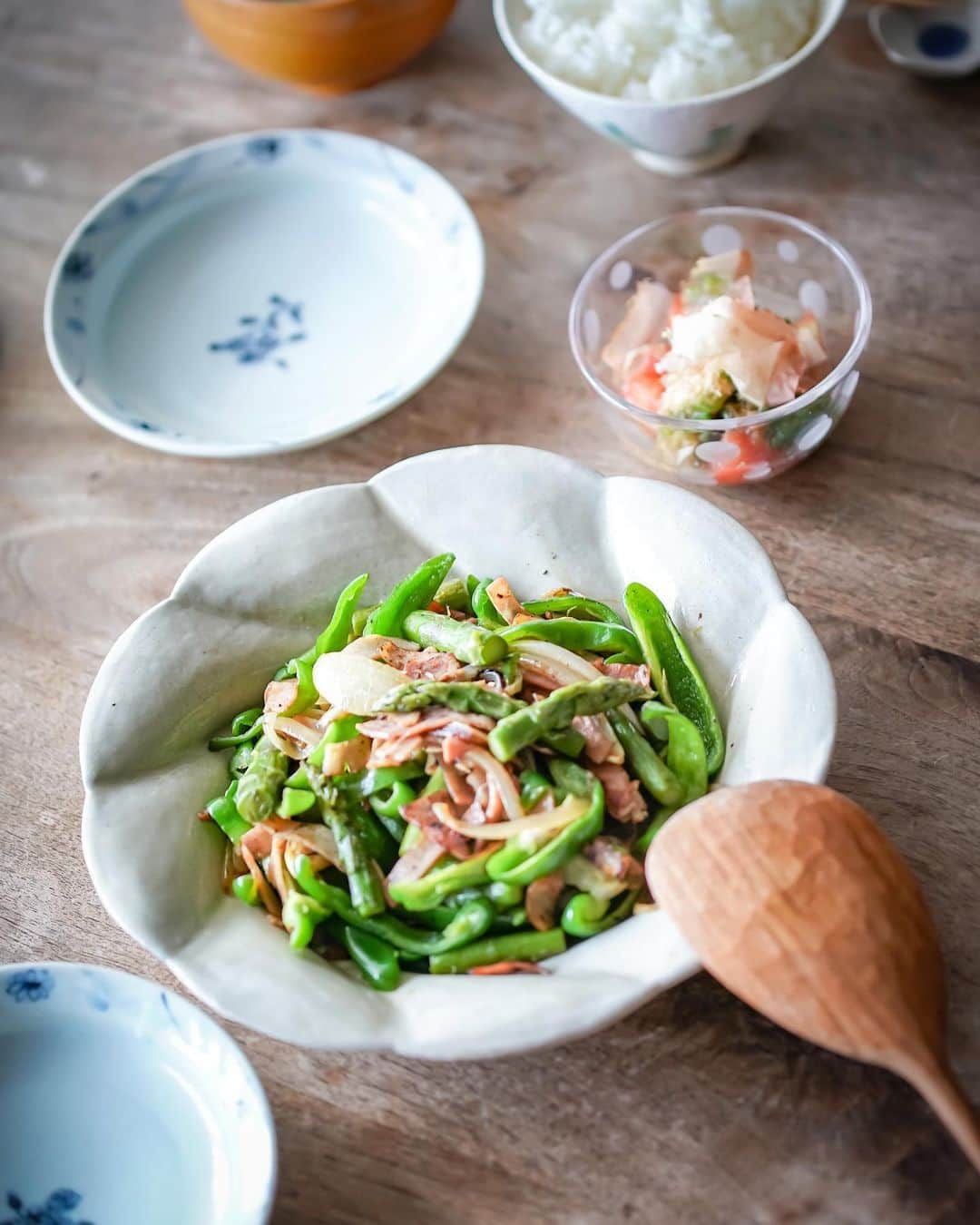 ひとみさんのインスタグラム写真 - (ひとみInstagram)「夏休みの宿題  家庭科の宿題で、長女が野菜炒めを作ってくれた週末のお昼。 ついでにオクラとトマトのおかかポン酢和えも作ってもらいました。  次女のお茶碗もいい加減変えてあげたいけれど… ハットリくん.ᐟ‪.ᐟまだまだ現役です.ᐟ‪.ᐟ」7月24日 13時45分 - amehtm