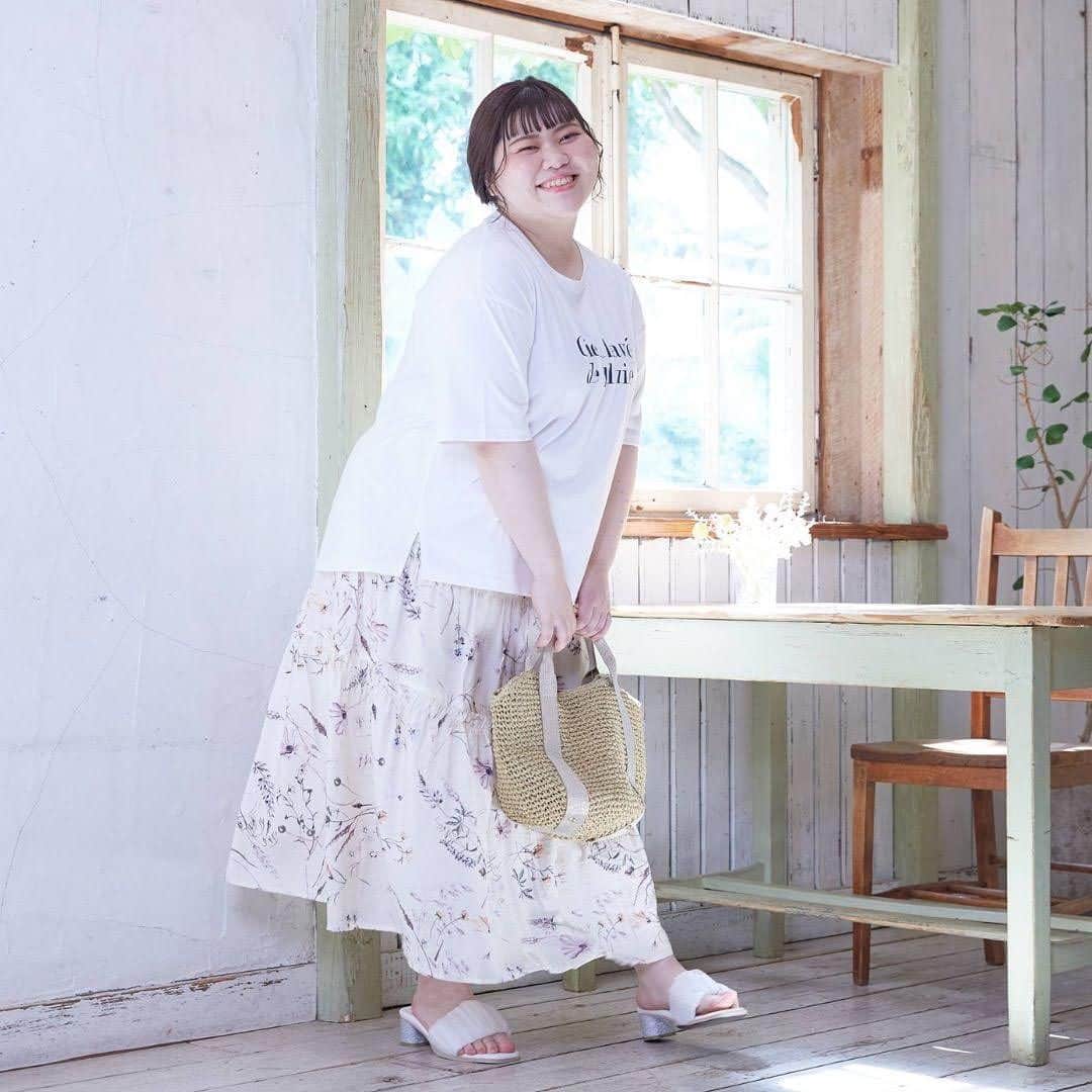 Alinoma公式さんのインスタグラム写真 - (Alinoma公式Instagram)「■大人のTシャツ着回しコーデ①ㅤㅤㅤㅤㅤㅤㅤㅤㅤㅤㅤㅤㅤㅤㅤㅤ ㅤㅤㅤㅤㅤㅤㅤㅤㅤㅤㅤㅤㅤㅤㅤㅤㅤㅤㅤㅤㅤㅤㅤㅤㅤㅤㅤㅤㅤㅤㅤㅤㅤㅤㅤㅤ  シンプルなロゴTに花柄スカートを合わせて大人フェミニンに仕上げました♪ ㅤㅤㅤㅤㅤㅤㅤㅤㅤㅤㅤㅤㅤㅤㅤㅤㅤㅤㅤㅤㅤㅤㅤㅤ スカートはシアーワッシャー素材でさらりと涼し気な印象に◎  きれいめで上品なのにウエストゴムなので楽ちんに過ごせるアイテム。  ティアードデザインなので、ロゴTをインしなくてもメリハリを演出しやすくなっています☆  軽やかな生地感がこれからの季節にピッタリ♪  ㅤㅤㅤㅤㅤㅤㅤㅤㅤㅤㅤㅤㅤㅤㅤㅤ ＜着用アイテム＞ㅤ 【LL-5L相当】吸水速乾/ロゴTシャツ 　ㅤㅤㅤㅤㅤㅤㅤㅤㅤㅤㅤㅤ →eur3 ㅤㅤㅤㅤㅤㅤㅤㅤㅤㅤㅤㅤㅤㅤㅤㅤㅤㅤㅤㅤㅤㅤㅤㅤㅤㅤㅤㅤㅤ 【3L-6L相当】シアーワッシャープリントスカート →Rin ㅤㅤㅤㅤㅤㅤㅤㅤㅤㅤㅤㅤㅤㅤㅤㅤㅤㅤㅤㅤㅤㅤㅤㅤ カゴ トートバッグ　ㅤㅤㅤㅤㅤㅤㅤㅤㅤㅤㅤㅤ →MB mint breeze ㅤㅤㅤㅤㅤㅤㅤㅤㅤㅤㅤㅤㅤ　ㅤㅤㅤㅤㅤㅤㅤㅤㅤㅤㅤㅤ 【23.5cm-26.5cm相当】シフォンチャンキーヒール 848　ㅤㅤㅤㅤㅤㅤㅤㅤㅤㅤㅤㅤ →@lafarfa_shoes ㅤㅤㅤㅤㅤㅤㅤㅤㅤㅤㅤㅤㅤㅤㅤㅤㅤㅤㅤㅤㅤㅤㅤㅤㅤㅤㅤㅤㅤㅤㅤㅤㅤㅤㅤ カジュアルになりすぎずちょっと甘めな大人コーデが好きな方におすすめです！ ㅤㅤㅤㅤㅤㅤㅤㅤㅤㅤㅤㅤㅤㅤㅤㅤㅤㅤㅤㅤㅤㅤㅤㅤㅤㅤㅤㅤㅤㅤㅤㅤㅤㅤㅤㅤㅤㅤㅤ 〉〉モデル　りん さん／157cm（4Lサイズ着用） @rinrin_plus  ㅤㅤㅤㅤㅤㅤㅤㅤㅤㅤㅤㅤㅤㅤㅤㅤㅤㅤㅤㅤㅤㅤㅤㅤㅤㅤㅤㅤㅤㅤㅤㅤㅤㅤㅤㅤㅤㅤㅤㅤㅤㅤㅤㅤㅤㅤ Alinomaは160以上の大きいサイズのブランドが集まった、L～10Lサイズのぽっちゃり女性のためのファッション通販サイトです。ありのままの自分をもっと素敵に！そんな想いを叶えるファッションをお届けします♪ ▼▼ @alinoma_official ⇒Alinomaサイトや掲載商品情報はプロフィールのURLからcheck ㅤㅤㅤㅤㅤㅤㅤㅤㅤㅤㅤㅤㅤㅤ URL 〉〉https://bit.ly/2KAEba4 ㅤㅤㅤㅤㅤㅤㅤㅤㅤㅤㅤㅤㅤㅤ #アリノマ  #ぽっちゃりコーデならアリノマ #ぽっちゃり #プラスサイズ #大きいサイズ #大きいサイズレディース #プラスサイズコーデ #ぽっちゃりコーデ　#ぽっちゃり女子 #ぽっちゃり大人女子 #ぽちゃコーデ #ぽっちゃりファッション #ぽちゃかわ #ぽっちゃりさんと繋がりたい #今日のコーデ #夏コーデ #着痩せ #お出かけコーデ  #着回しコーデ #甘めな大人コーデ # Tシャツコーデ #alinoma #plussize #plussizemodel #plussizefashion #코디추천  #日系穿搭　#오오티디#每日穿搭」7月24日 13時46分 - alinoma_official