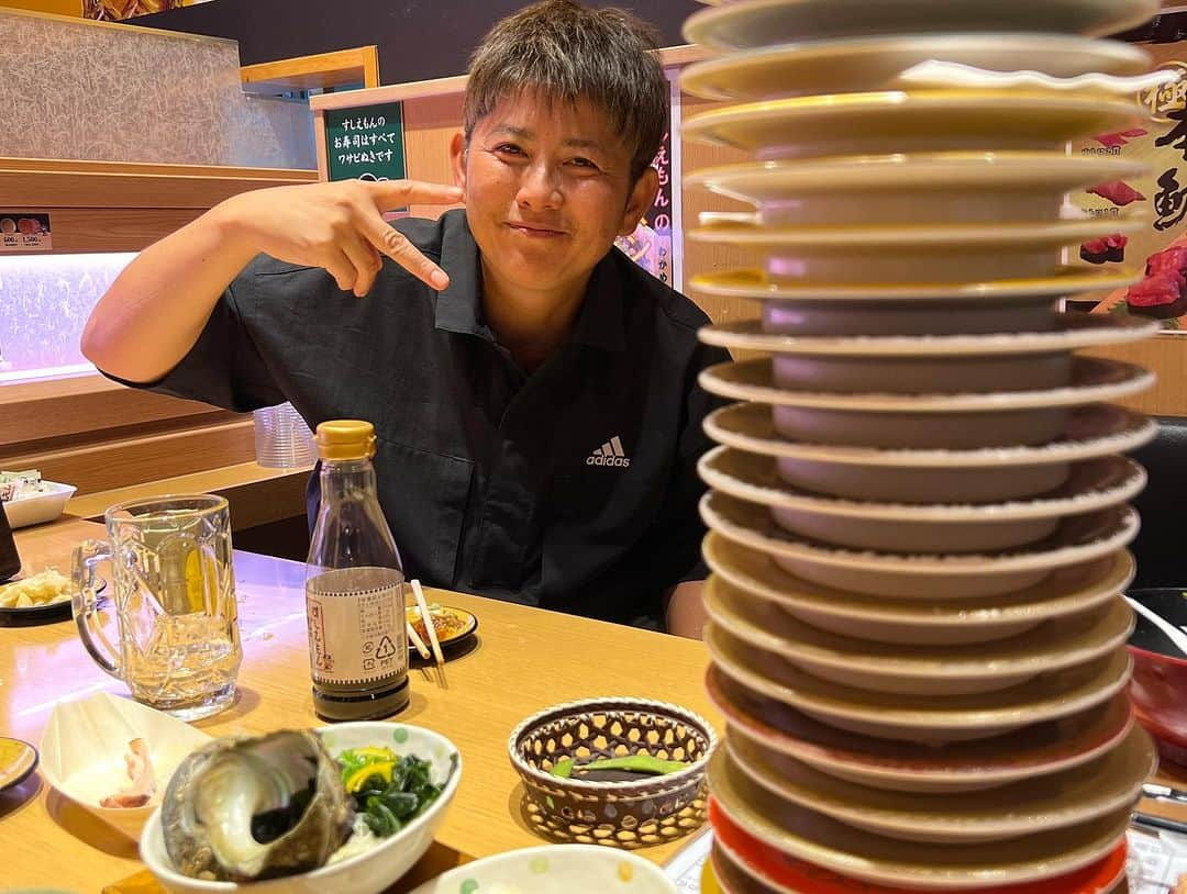 天沼知恵子さんのインスタグラム写真 - (天沼知恵子Instagram)「【出演中】 毎週（日）あさ7時〜 「女子プロ　 木本若菜の真剣（マジ）ゴルフ」 へ出演させて頂きました！！  肉離れして復帰の頑張る本気の対決😤😤を！みてください！！ 夜の食べる量の対決ではありません！🤣🤣🤣 全て本気なのでそれも勝手に対決してきました！！🤣  楽しすぎる時間、霧がいっぱいお邪魔してきたけど撮影撮れて良かったです！！ 藤井さんとテレビ番組お久しぶりでいっぱい喋った記憶！🤣 解説で話なよーってくらいです！😣😣😣😊  レジェンズのハンデを今回は頑張れた方かと思います！！ いろんな天沼が出てきちゃいますが、、 楽しんで見ていただけたらとおもいます！！ TVerもやってます！！  木本プロ、藤井プロ、本当にありがとうございました😊😊  #エリエールゴルフクラブ松山 #南海放送　#4チャンネル #tver 放送終了直後から、1ヶ月 TVer ティーバーで無料配信。  スポンサー様は、 #ゴルフショップG -ZONE  様 #ゴルフマンモス　様 #愛媛BMW  様 #デジタルピア　様 #松山中央不動産　様  #木本若菜の真剣ゴルフ（マジ）  8/6（日）あさ7時〜　 4週放送です。 #藤井かすみ　プロ #天沼知恵子　プロ #木本若菜　プロ  お気に入り登録、いいねボタンで、応援宜しくお願いします🩷 若菜プロより😍」7月24日 13時50分 - amanuma_chan.impact_a_body