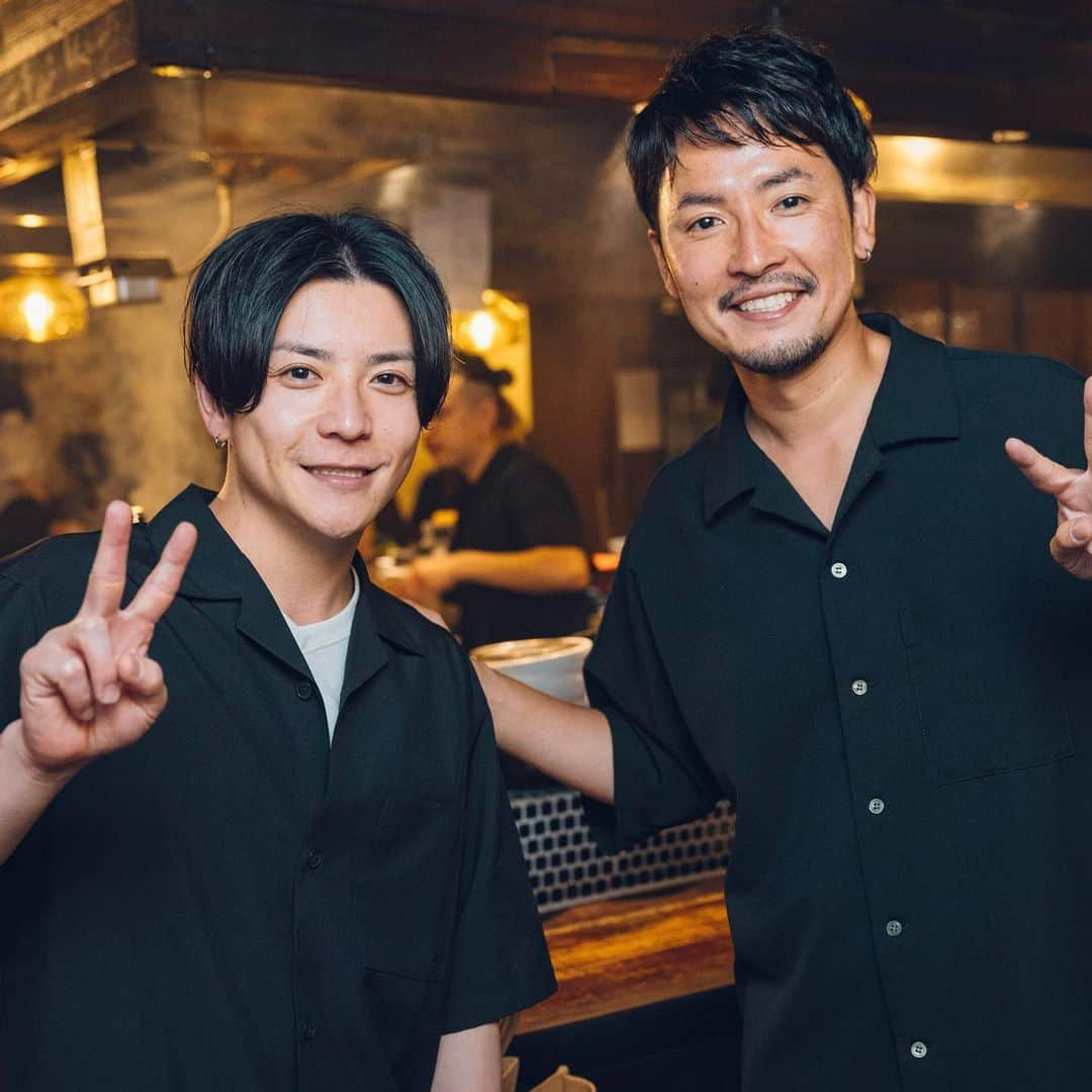 小柳津林太郎さんのインスタグラム写真 - (小柳津林太郎Instagram)「So we meet again! @taka_0fficial_   僕が主催している社会人コミュニティ #hsc （旧ハイブリッドサラリーマンズクラブ）の定期イベントを西新宿の #丸鶏るいすけ @marudori_ruisuke_1 さんで開催させて頂いたのですが、ゲストで、たぁ坊さんにも来て頂きました。業種も働き方も千差万別ですが、それぞれが新しい生き方、働き方をチャレンジしており、良い刺激になりました🔥  営利目的では運営していないコミュニティですが、仲間たちと特定のテーマを元に育んでいければとおもいます。HSCに興味ある方は、 @rinsta_gram1002 のlit.linkからチェックして頂ければとおもいます！  運営メンバー @ossam @toyolog @leq11 @chiharu_deki @mikiofurusawa   Photo taken by @kouki33fitness   #社会人 #コミュニティ #あいの里 #バチェラー #hsc」7月24日 14時00分 - rinsta_gram1002