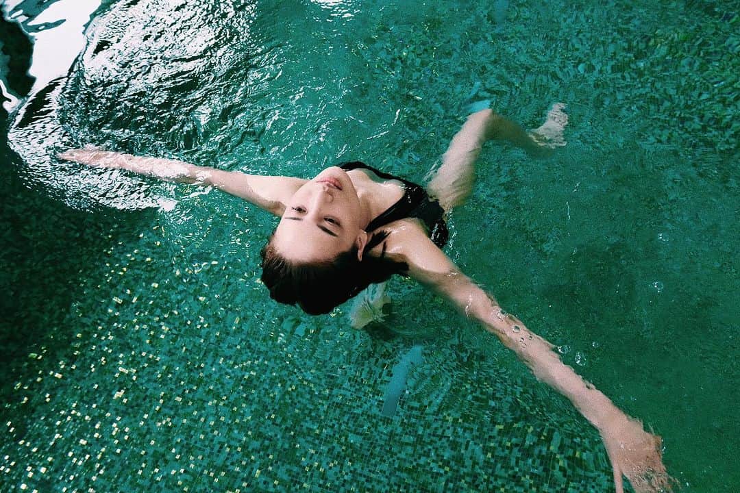 藤井夏恋のインスタグラム：「暑くて幸せ！プールで浮かびながら水の音を聞きたいな😌🪽」