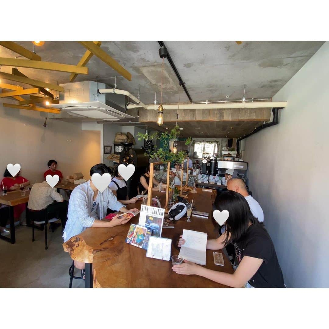 緒方桃子さんのインスタグラム写真 - (緒方桃子Instagram)「*【朗読会】 昨日は @stonerivercoffee さんで 今月2回目の朗読会でした。  今回の作品は 神原月人さんの『絶望オムライス』 (ハイライトにAmazonのリンクを貼ってあります)  50分、1人で朗読し続けるのは初めてで 聞き手の皆様が疲れないか不安でしたが 作品の面白さ&美味しいドリンクの相乗効果もあり、 「もっと聞きたかった」と言って頂けて ほっとしました☺️  作家の神原月人さんと Stone River coffee店主の石川さん、 そして足をお運び頂いた皆様には 感謝の気持ちでいっぱいです！  今週は朗読ウィーク！ 7/27(木)田原町 7/28(金)新宿紀伊國屋書店 お仕事や学校終わりにぜひお越しください✨」7月24日 18時00分 - momokoogata0403