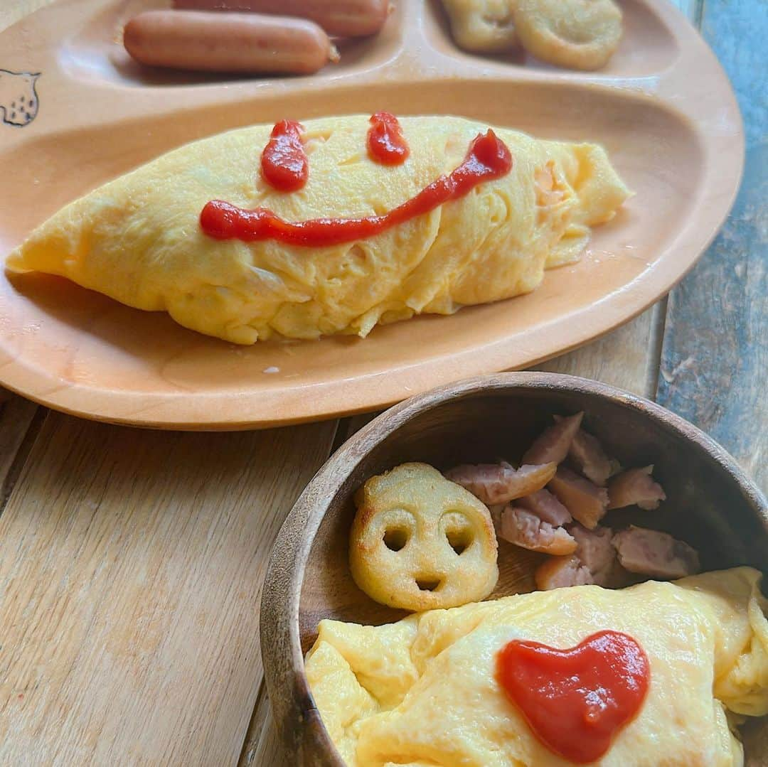 森 亜伊希のインスタグラム：「毎日作ってる朝ごはん！  味噌汁も毎日欠かさず使ってる！  子供達に朝しっかり食べる習慣を作って欲しくて作ってる☆  全然食べてくれない日とか美味しくないとか言われる時も全然あるけど用意する事が大事だと思ってる♪  #朝ごはん　#パパごはん #子供ごはん」