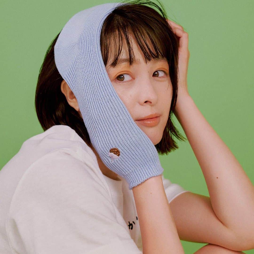 のインスタグラム：「ニュース：清野菜名 ×「レイ ビームス」　“おつかれーらいすTシャツ”など4型発売で本人来店イベントも  「レイ ビームス（RAY BEAMS）」は、2年ぶりとなる女優・清野菜名とのコラボレーションアイテム4型を8月3日にビームス ウィメン 原宿と公式ECサイト、「ゾゾタウン(ZOZOTOWN)」で発売する。  前回、清野の手描きイラストが好評だった“おつかれーらいすTシャツ”（5280円）は、透けにくい厚手素材に変更し、新たにビッグシルエットで企画した。手描きのカレーライスのイラストを刺しゅうした“かれーらいすソックス” （2200円）は、ベージュとブルーを用意した。新たに登場する“配色ニコちゃんソックス”（2200円）は、「トリコロール好き」だという本人が企画した配色と、踵に配した手描きのニコちゃんマークがポイントだ。“ニコちゃん刺しゅうキャップ”（5500円）は、フロントにニコちゃん、バックには"おつかれーらいす"の刺しゅうを施した。ネームタグも今回新たにオリジナルで製作した。ビームス ウィメン 原宿で購入した人を対象に、数量限定でステッカーとノベルティをプレゼントする。  9月上旬には、コラボレーション企画第2弾も発表予定だ。これに合わせ清野がトークショーなどを行う抽選イベントを都内店舗で実施する。抽選参加者は、8月3〜10日の期間に、ビームス ウィメン 原宿またはビームス公式ECサイトで、コラボ商品を6000円（税込）以上購入した人を対象に募集する。  詳細は @wwd_jp プロフィールのリンクから  #清野菜名#nanaseino#RAYBEAMS#レイビームス#ZOZOTOWN#ゾゾタウン#おつかれーらいす#Tシャツ#ビームス#ビームスウィメン原宿」