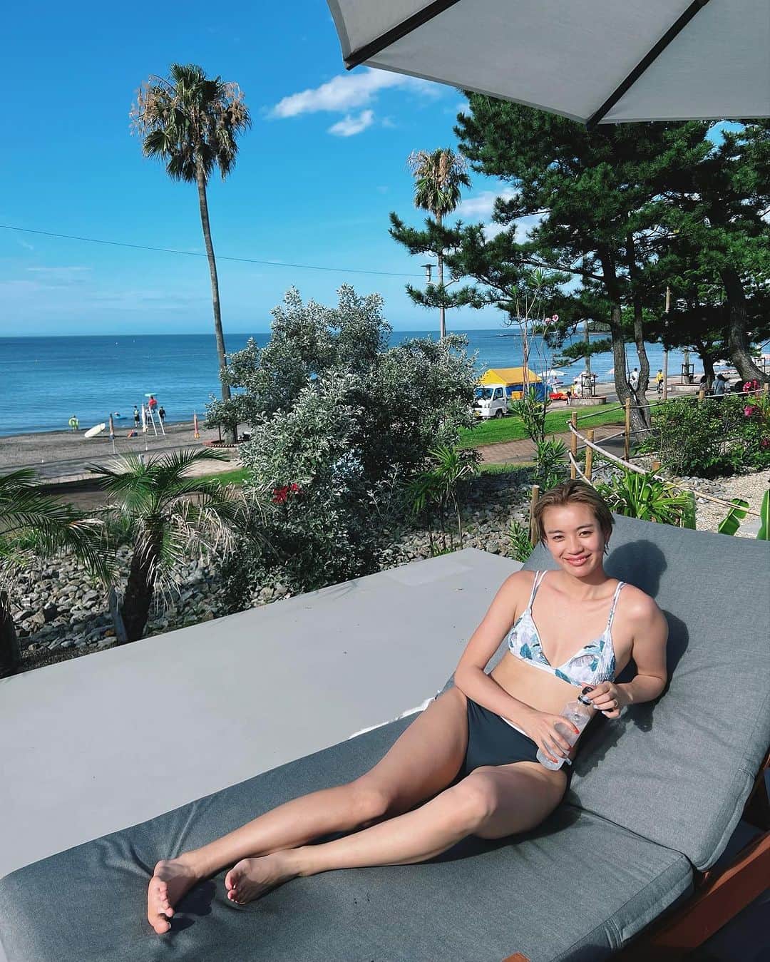 のインスタグラム：「まぶしい顔のわたしです へるしーばでぃ最高やな😘笑 ヘアカラーもちぇーんじっ！！ 2枚目は旅行いくとなぜか旦那さんがご飯食べる前撮ってくれるやつ #aoshimabeachvillage #newhair」
