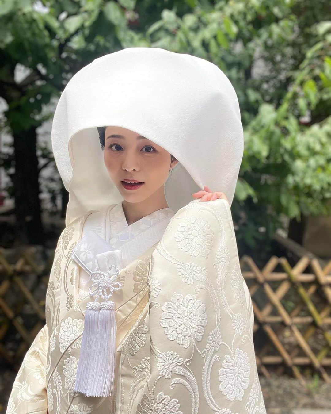 寺嶋由芙さんのインスタグラム写真 - (寺嶋由芙Instagram)「静風社「神社結婚式&和婚」、発売中(ﾟωﾟ) ・ 今回の白無垢もとってもかわいかった…｡ﾟ(ﾟ´ω`ﾟ)ﾟ｡ぜんぶ白なのになんでこんなに奥行きがあるんだ！すごい技術だー ・  #着物 #白無垢 #結婚 #結婚式 #和装結婚 #kimono #japanesetraditional #wedding #日枝神社 #花嫁さんと繋がりたい」7月24日 14時02分 - yufu_terashima