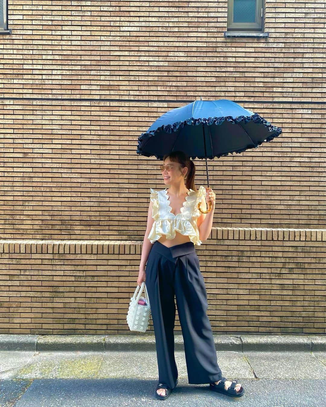 濱内奈々子のインスタグラム：「#nanakoootd ☀️🫠⛱  お洋服に合わせて色んなカラーやデザインの日傘をついつい買ってしまうけど(雨傘はそこまでこだわらないのになんでかな不思議🤔)毎日暑すぎて結局サンバリアしか使ってない😂 持ってる日傘の半分はサンバリア☀️完全遮光紫外線100%カットだから涼しさがほんとに全然違う🥺 もう他の日傘に戻れない♡🌂」