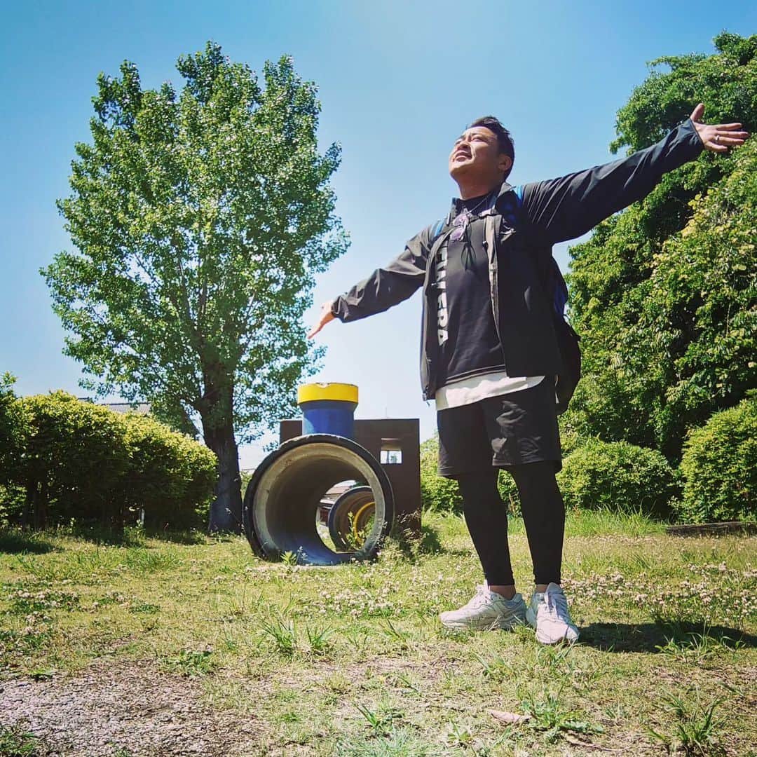 高井俊彦さんのインスタグラム写真 - (高井俊彦Instagram)「本日、久々のー。 #奈良市観光大使  #奈良市公園夢プロジェクト の活動をしてきました🦌☀🌈  #奈良市帝塚山南  地区のこども会の小学生達に近くにある公園をもっと好きになってもらって大切にしてもらうワークショップを開催しました🙆  まずー。 みんなが遊ぶ公園の好きなところと嫌いなところを書き出してもらって本音を聞きました✨ 遊具で遊べる事や走り回れる事がやっぱりみんな大好きなようです😆 嫌いなところはほんとリアルで、草ぼーぼー、時計がない、トイレがない等子供って正直だから貴重な意見👍 面白かったのが、好きなところと嫌いなところ両方に虫がいっぱいいてるというのがありましたw 低学年や男の子は虫が好きだけど、女の子とかは虫が苦手なのかなぁ😉  そしてー。 この地区の公園のほとんどにある遊具『きしゃぽっぽ』のカラーが剥げてきてるので、みんなで画用紙に自由に描いてもらって発表しあいました👏 子供達の発想とセンスがほんと素晴らしかったです👌 なんと描いてもらった物を秋に実現させます‼️‼️‼️ みんなにまた集まってもらって実際に公園の遊具に色を塗るんです🙌🙌🙌 絶対に想い出になるし、公園をより好きになってくれると思います⤴️⤴️⤴️  今日一緒に学んだみんなも遊びに来てな〜😁 今日のおっちゃんこんなんしてるねん🎶  『夏休み　しんきげきといっしょ〜親子で笑って遊べる新喜劇〜』☀ まで後１か月切りました🙌 是非皆さん遊びにいらして下さい😍  8/19(土)20(日) 開演12:45 イエスシアター 前売り大人2500円 当日3000円 ※小人は前売り・当日ともに1000円 ※膝上のお子様は無料 🎫 onl.tw/fdyVTtK」7月24日 14時10分 - takai_toshihiko