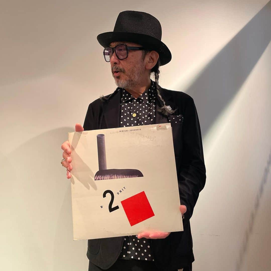 大久保篤志のインスタグラム：「#今日の1枚 #坂本龍一 #b2unit  #今日のコーデネイト #hat#kijimatakayuki  #eyeglasses #白山眼鏡#thestylistjapan  #suits #thestylistjapan  #shirt #supreme  #sneakers #nike #commedesgarconshommeplus  #viinylcollection #mensfashion   ７月２４日！ YouTube第３７弾！！ ファッションチェック パート2❗️ 20時配信‼️」