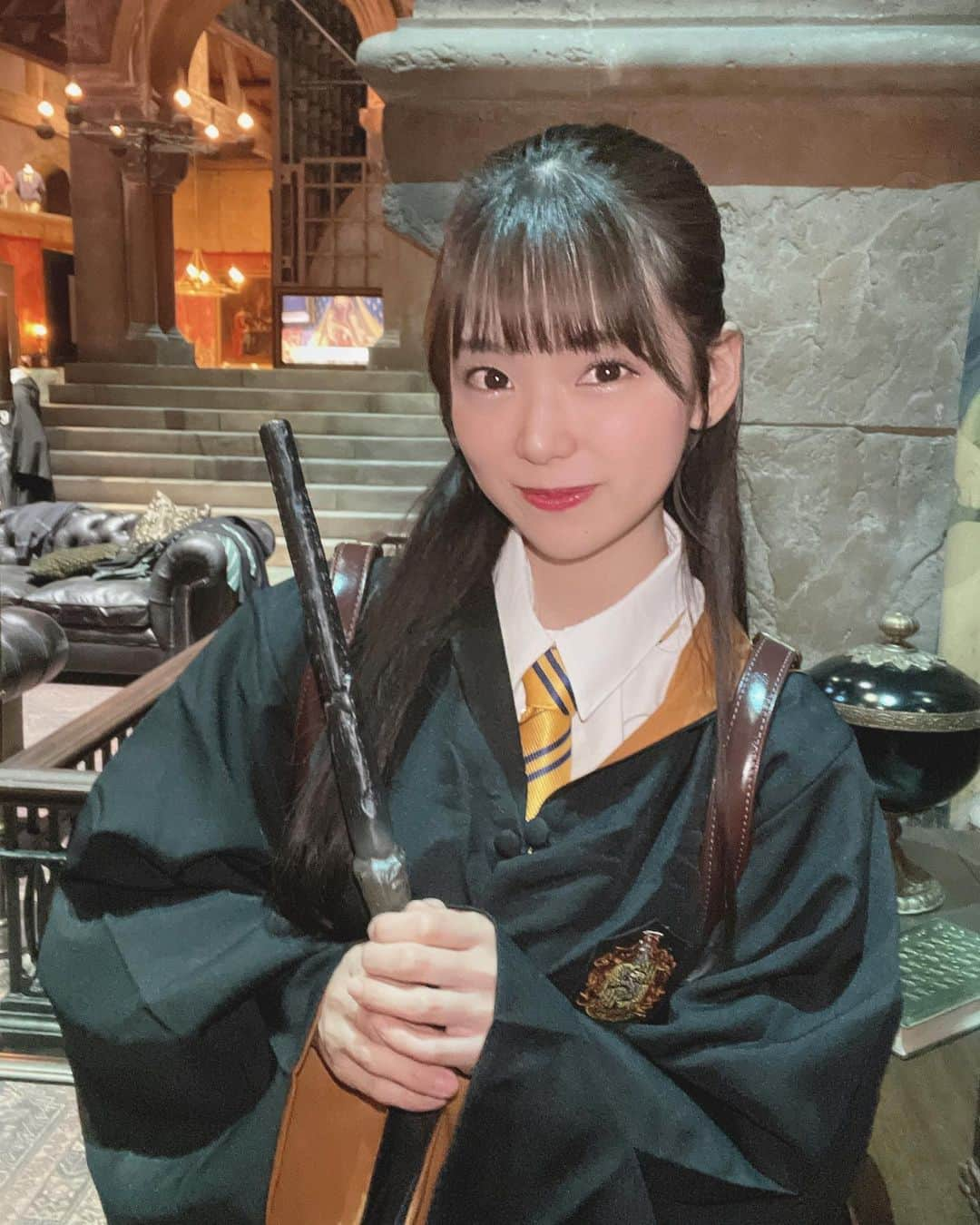 白石真菜のインスタグラム：「ウィンガーディアム・レヴィオーサ🪄︎︎✨  みんなは魔法が1つ使えるとしたらどんな魔法を使う？💭🤍  私は瞬間移動の魔法！！！🏃‍♂️   #ハリーポッタースタジオツアー  #ハリーポッター #白石真菜 #しーまな」