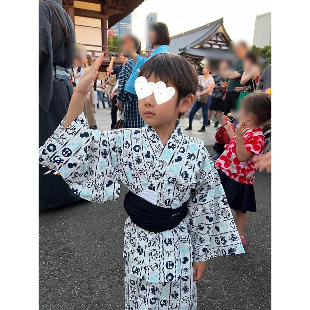 森麻季のインスタグラム：「夏のおもいで①  5歳の長男、初めての盆踊り  コロナ禍で盆踊りもなくなり夏祭りもほとんど経験がありません でも今年は再開するものが多くて、ようやく夏の風物詩を経験させてあげられました  ちょっと帯が下になってしまった ママの着せ方が悪くてごめんよ  #夏 #夏の思い出 #夏の風物詩 #盆踊り #縁日  #年中 #5歳 #1歳半 #子育て」