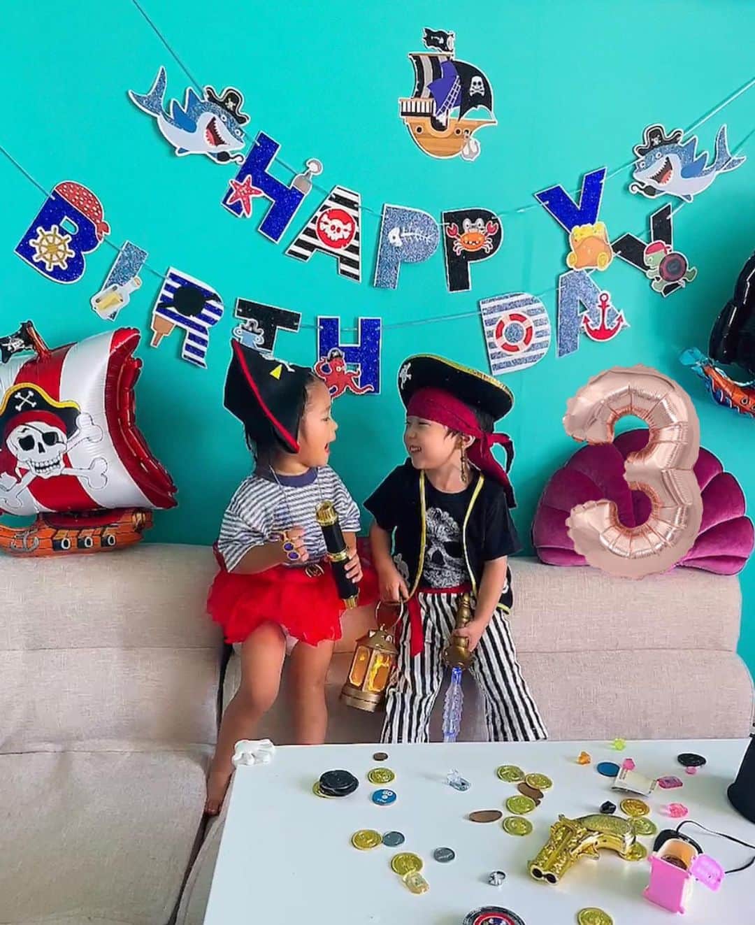 miniさんのインスタグラム写真 - (miniInstagram)「Ariel & Sora👧🏽👦🏻 Happy 3rd💓💜🩵 Pirates🏴‍☠️Birthday Party⚓️ @yuukihiyama0601 @musukochanenglish   毎年恒例のお誕生日2日違いのそらとのお祝い🎂✨✨  今年はPiratesにハマってるそらのためにPirates Partyにしてみたよ🏴‍☠️🙌🏾✨✨  買ってた海賊の衣装が届かなくて、前の日に慌てて100均でフエルト買って、ミシン引っ張りだして帽子作ったよ😭✨✨🏴‍☠️ あとは家にあったTeletubbiesのボーダーTシャツに赤いチュチュでなんとかなった🥹👍🏾❤️‍🔥  Yo-ho Yo-ho♫永遠にかけて 2人ともノリノリでPiratesごっこ永遠にしてて可愛かった😍💞💞  2人ともここまで何事もなく大きく無事に育ってくれて、ありがとう🥹🫶🏽💓🩵  Happy Birthday🎂🎂  #birthdayparty #kidsbirthdayparty #kidsPirates #kidspiratesparty #piratesparty #pirates #3rdbirthday #3rdbirthdayparty #3歳 #誕生日 #誕生日パーティー #キッズバースデー #子供誕生日 #おうちでパーティー #海賊 #海賊パーティー #パイレーツ #パイレーツパーティー #バースデーパーティー #カリブの海賊」7月24日 14時20分 - mini.stagram