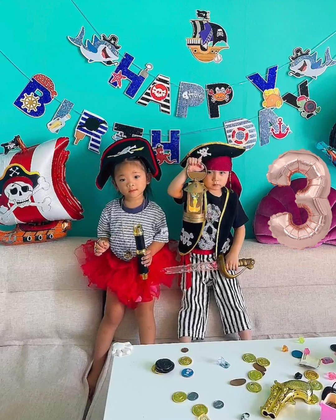 miniのインスタグラム：「Ariel & Sora👧🏽👦🏻 Happy 3rd💓💜🩵 Pirates🏴‍☠️Birthday Party⚓️ @yuukihiyama0601 @musukochanenglish   毎年恒例のお誕生日2日違いのそらとのお祝い🎂✨✨  今年はPiratesにハマってるそらのためにPirates Partyにしてみたよ🏴‍☠️🙌🏾✨✨  買ってた海賊の衣装が届かなくて、前の日に慌てて100均でフエルト買って、ミシン引っ張りだして帽子作ったよ😭✨✨🏴‍☠️ あとは家にあったTeletubbiesのボーダーTシャツに赤いチュチュでなんとかなった🥹👍🏾❤️‍🔥  Yo-ho Yo-ho♫永遠にかけて 2人ともノリノリでPiratesごっこ永遠にしてて可愛かった😍💞💞  2人ともここまで何事もなく大きく無事に育ってくれて、ありがとう🥹🫶🏽💓🩵  Happy Birthday🎂🎂  #birthdayparty #kidsbirthdayparty #kidsPirates #kidspiratesparty #piratesparty #pirates #3rdbirthday #3rdbirthdayparty #3歳 #誕生日 #誕生日パーティー #キッズバースデー #子供誕生日 #おうちでパーティー #海賊 #海賊パーティー #パイレーツ #パイレーツパーティー #バースデーパーティー #カリブの海賊」