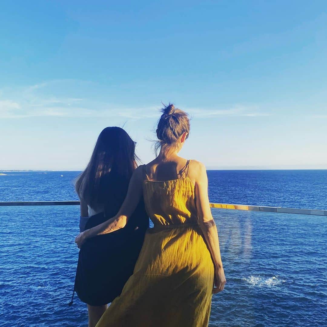 高岡早紀 のインスタグラム：「大好きな海。 娘と。。 夏休み。」