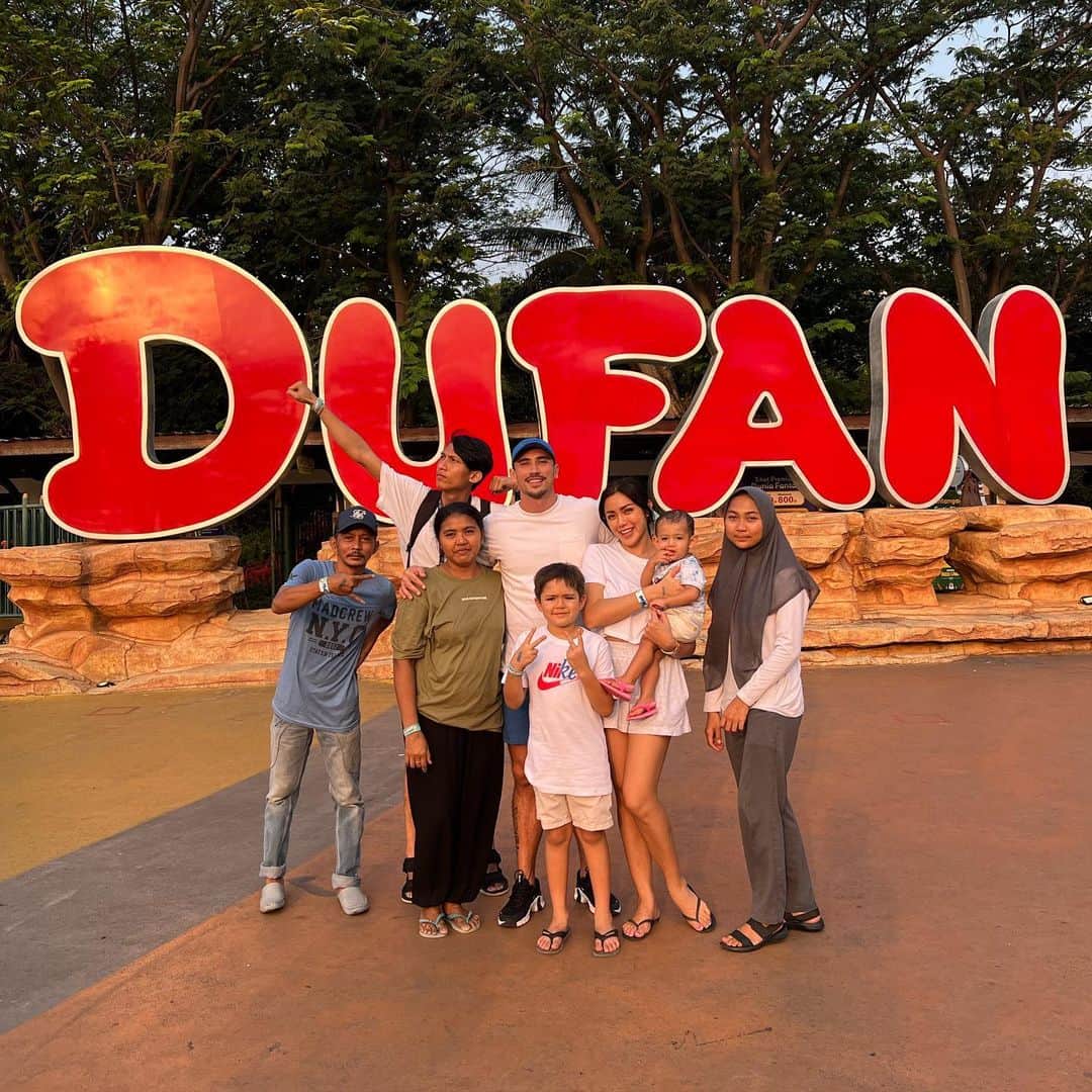 ジェシカ・イスカンダルのインスタグラム：「EL Barack merayakan ulang tahun di DUFAN sama orang-orang rumah ❤️☺️ and we had so much fun!」