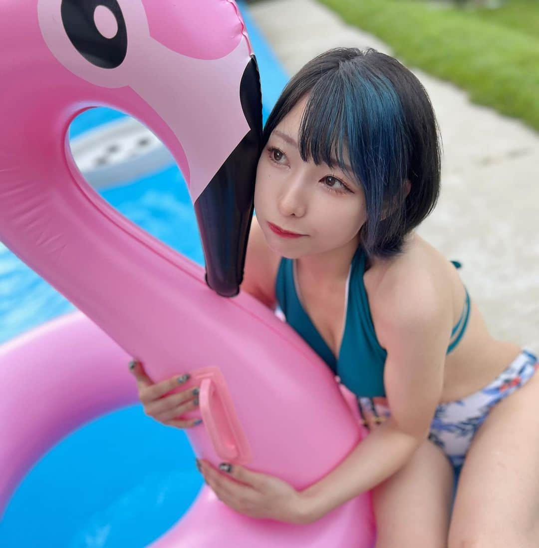 えっちゃんさんのインスタグラム写真 - (えっちゃんInstagram)「. 　#夏 すぎて　#夏休み 👙 . . 必然的に海とかプールの写真増えてますが 9割仕事です。 しかし、この写真だけはオフです。 完全オフ！オフ水着！🙌やったー . . 最近ありがたくグラビアとかモデルの仕事 たくさん増えてきたのに太ってムチムチしてきたからダイエットがんばります。 . . ってなわけで今週7／28発売の  #フライデー #FRIDAY でまたグラビア掲載！ すごい好評だったらしくて単発予定がおかわりいただきましたー！ありがとーう！ 今回掲載の写真のがお気に入りだし攻めてる水着の方なのでよかったら買って感想送ってください。 . .  #プール #ぷーる #プールサイド #水着 #水着コーデ #エアビー #グラビア #グラビアモデル #グラビアアイドル #youtuber #海 #swimsuit #japan #japanese #cosplay #costume #pool #poolparty」7月24日 14時30分 - ecchan_bom2